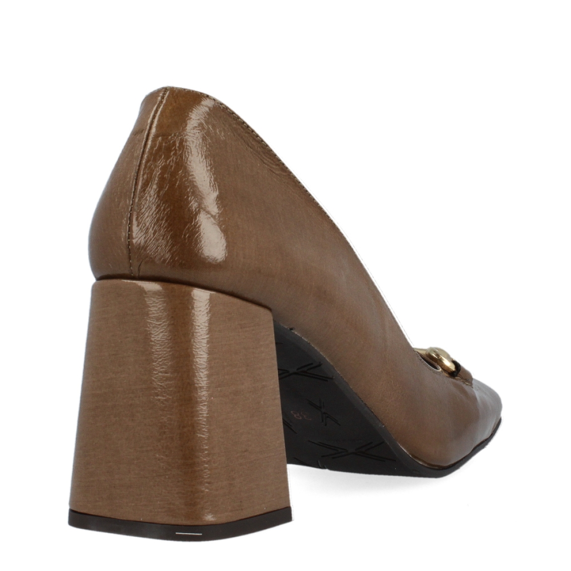 Mocasín de la marca Itse, modelo Evelia. Exterior del mocasín de charol de color marrón. Interior del mocasín de piel de color negro. Mocasín con adorno dorado en la pala. Mocasín con tacón alto y ancho de 7 cm de altura. Mocasín con plantilla acolchada para garantizar el máximo confort. Mocasín con punta cuadrada. El mocasín de charol de la marca Itse, modelo Evelia, es un mocasín elegante y estiloso. Este mocasín es ideal para marcar estilo y tendencia esta temporada de otoño e invierno.