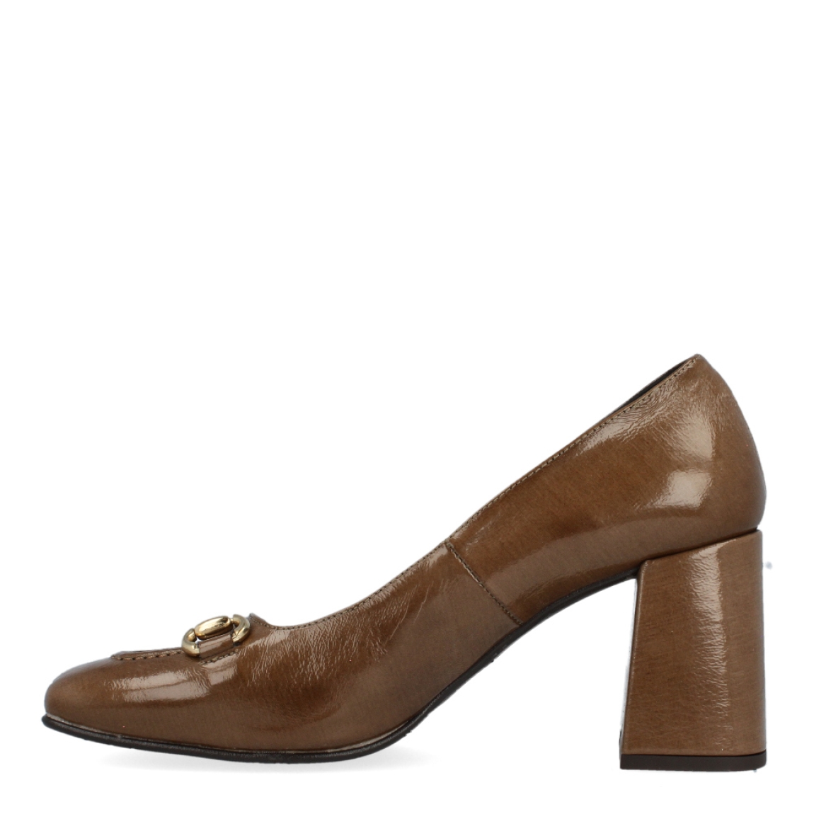 Mocasín de la marca Itse, modelo Evelia. Exterior del mocasín de charol de color marrón. Interior del mocasín de piel de color negro. Mocasín con adorno dorado en la pala. Mocasín con tacón alto y ancho de 7 cm de altura. Mocasín con plantilla acolchada para garantizar el máximo confort. Mocasín con punta cuadrada. El mocasín de charol de la marca Itse, modelo Evelia, es un mocasín elegante y estiloso. Este mocasín es ideal para marcar estilo y tendencia esta temporada de otoño e invierno.