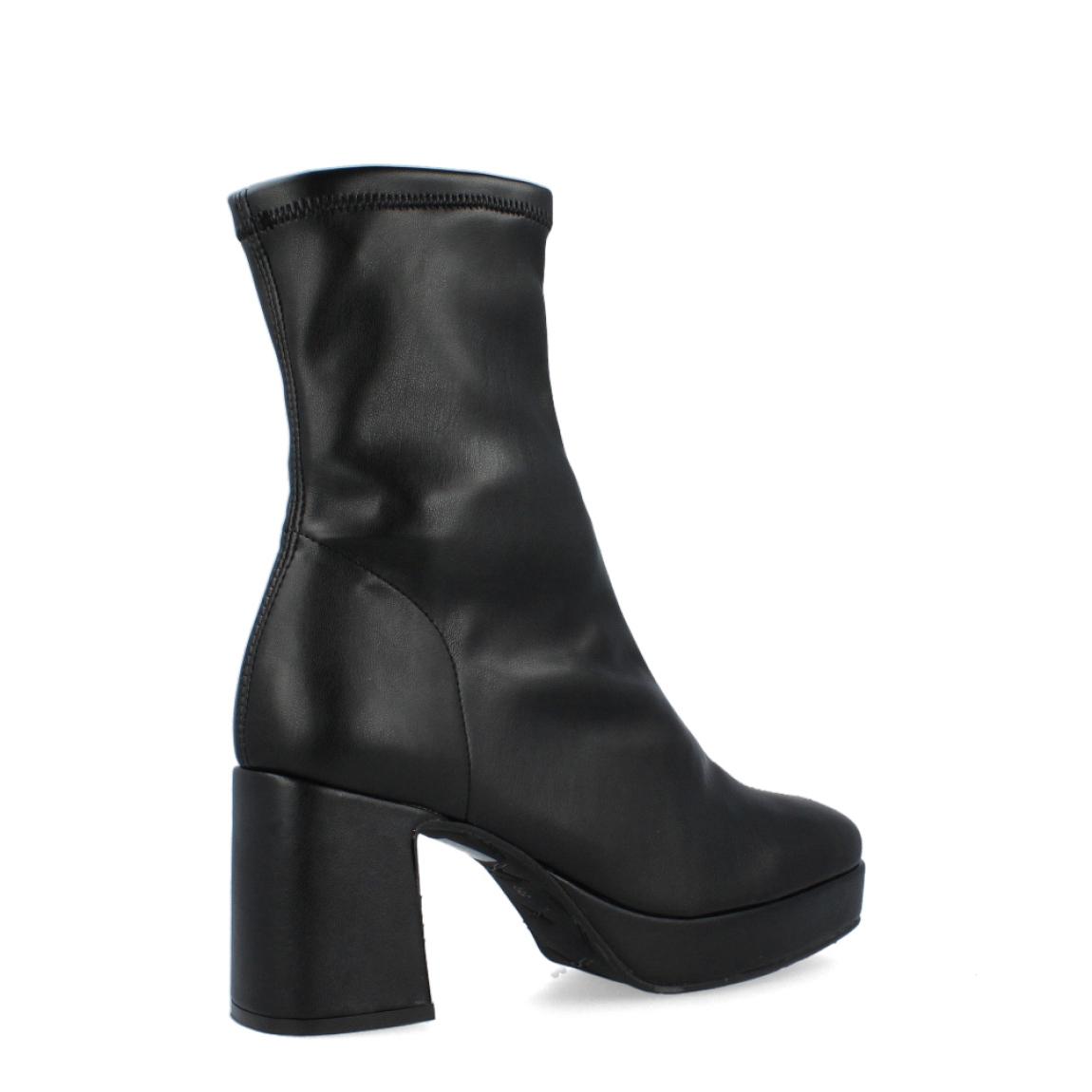 Botín de la marca Itse, modelo Mabel. Exterior del botín de piel de color negro. Interior del botín de textil de color negro. Botín con tacón medio y ancho de 6,5 cm de altura. Botín con plantilla acolchada para garantizar el máximo confort. Altura de caña del botín de 18 cm de altura. El botín de la marca Itse, modelo Mabel, es un botín muy cómodo, ya que se adapta perfectamente al pie y a la pierna. El botín de piel negro de Itse es un botín muy versátil y cómodo. ¡Pegan con todo, no te los quitarás de encima!