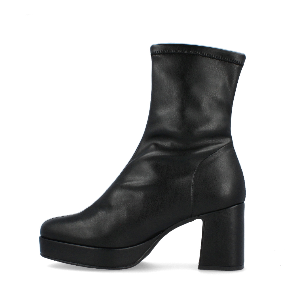 Botín de la marca Itse, modelo Mabel. Exterior del botín de piel de color negro. Interior del botín de textil de color negro. Botín con tacón medio y ancho de 6,5 cm de altura. Botín con plantilla acolchada para garantizar el máximo confort. Altura de caña del botín de 18 cm de altura. El botín de la marca Itse, modelo Mabel, es un botín muy cómodo, ya que se adapta perfectamente al pie y a la pierna. El botín de piel negro de Itse es un botín muy versátil y cómodo. ¡Pegan con todo, no te los quitarás de encima!