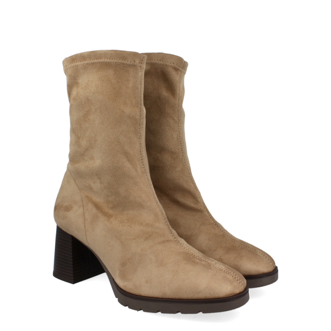 Botín de la marca Itse, modelo Ivette. Exterior del botín de ante de color beig. Interior del botín de textil de color negro. Botín con tacón medio y ancho de 6,5 cm de altura. Botín con plantilla acolchada para garantizar el máximo confort. Altura de caña del botín de 15 cm de altura. El botín de la marca Itse, modelo Ivette, es un botín muy cómodo, ya que se adapta perfectamente al pie y a la pierna. El botín de ante beig de Itse es un botín muy versátil e ideal para combinar con tonos marrones.