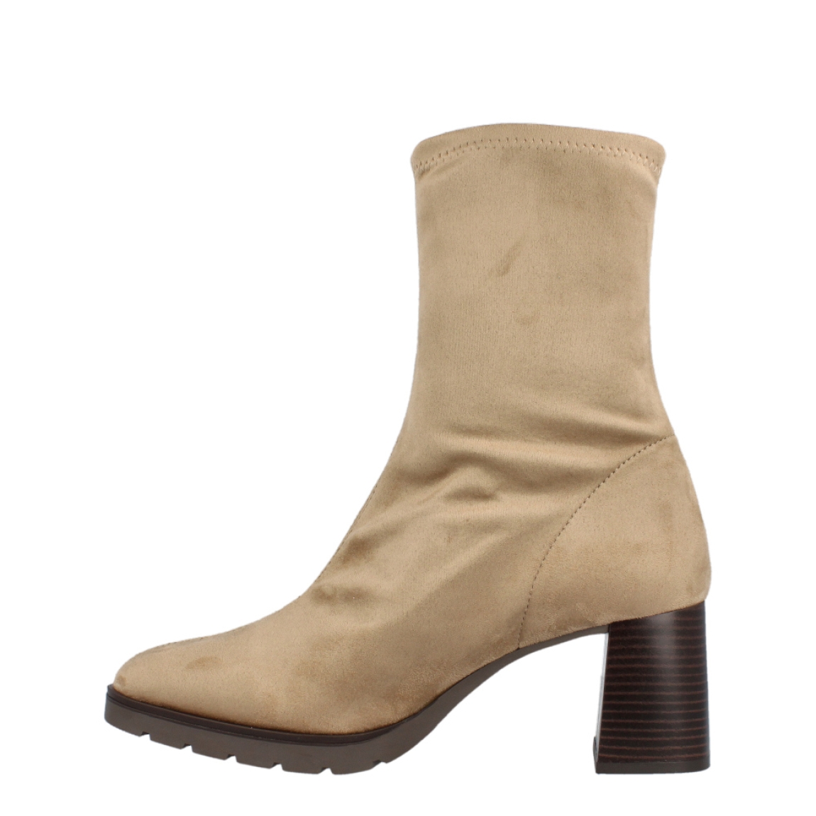 Botín de la marca Itse, modelo Ivette. Exterior del botín de ante de color beig. Interior del botín de textil de color negro. Botín con tacón medio y ancho de 6,5 cm de altura. Botín con plantilla acolchada para garantizar el máximo confort. Altura de caña del botín de 15 cm de altura. El botín de la marca Itse, modelo Ivette, es un botín muy cómodo, ya que se adapta perfectamente al pie y a la pierna. El botín de ante beig de Itse es un botín muy versátil e ideal para combinar con tonos marrones.