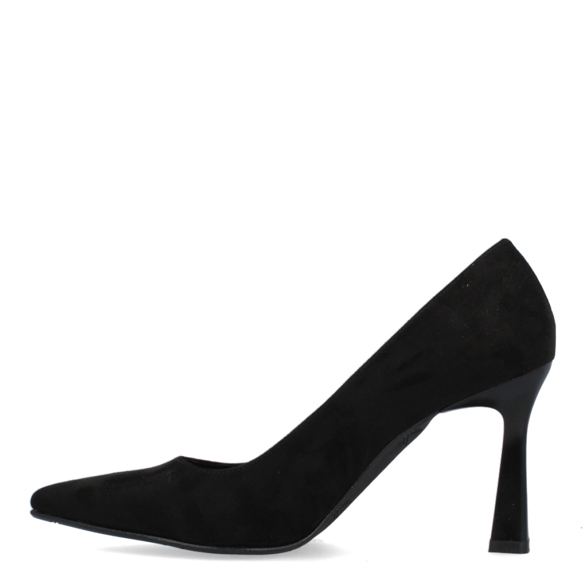 Salón de la marca Itse, modelo Carey. Exterior del salón de ante de color negro. Interior del salón de piel de color negro. Salón con plantilla acolchada para garantizar el máximo confort a cada paso. Salón con tacón alto de 8 cm de altura. El salón de Itse modelo Carey es un salón básico y muy versátil, ideal para mil ocasiones.