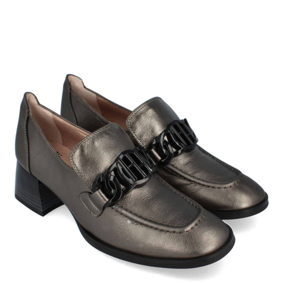 Mocasines de la marca Hispanitas, modelo Charlize. Mocasines de piel de color acero, con cadena en negro en parte frontal. Interior con la tecnología Glove, que hace que la piel y la suela sea extra flexible para máxima comodidad. Tacón de 4cm y suela con gel Triflow, que amortigua tu pisada. Los mocasines acero Hispanitas Charlize son una opció elegante y sofisticada para esta temporada, a la vez que muy cómoda. Súmate a la mayor tendencia de este otoño con los mocasines Hispanitas Charlize.