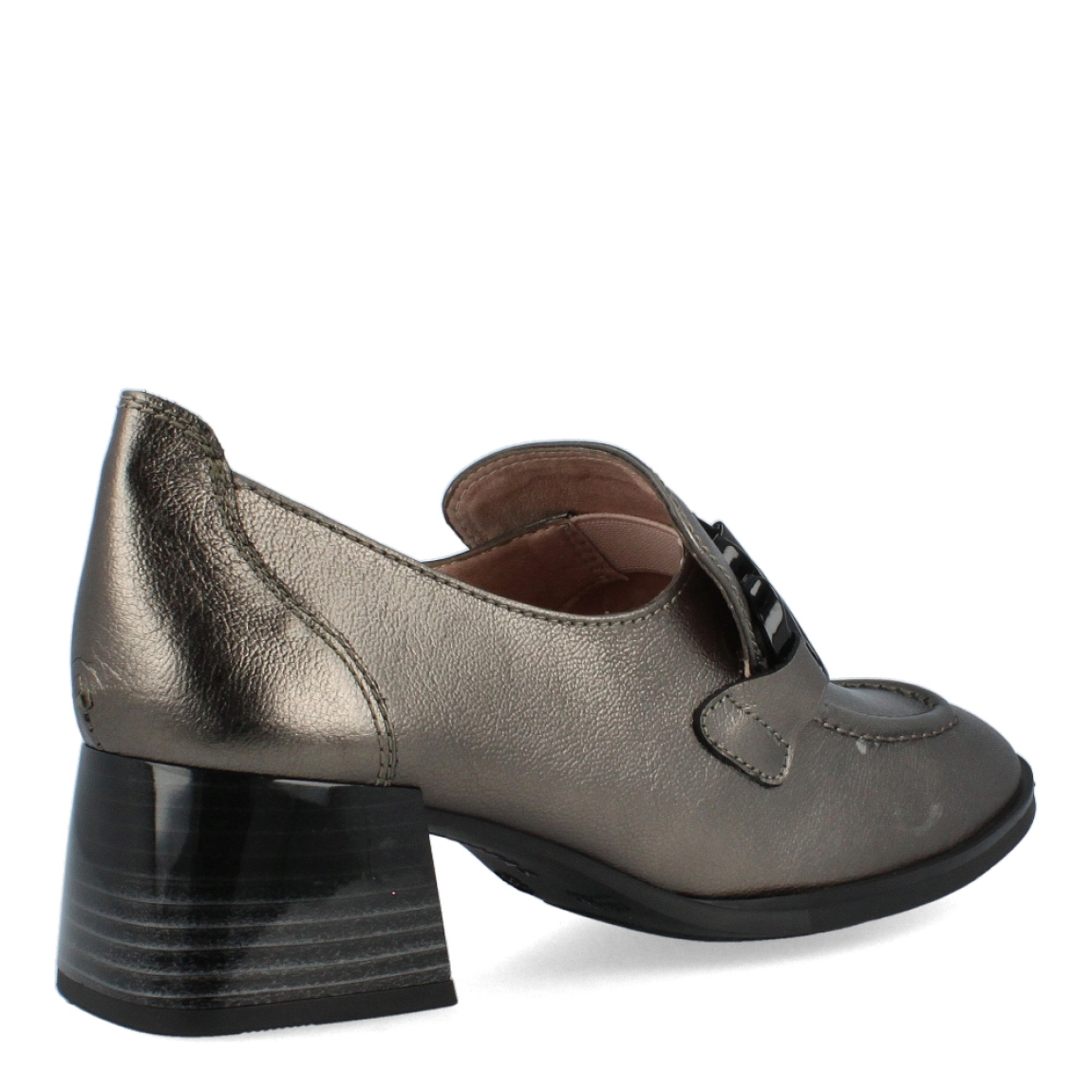 Mocasines de la marca Hispanitas, modelo Charlize. Mocasines de piel de color acero, con cadena en negro en parte frontal. Interior con la tecnología Glove, que hace que la piel y la suela sea extra flexible para máxima comodidad. Tacón de 4cm y suela con gel Triflow, que amortigua tu pisada. Los mocasines acero Hispanitas Charlize son una opció elegante y sofisticada para esta temporada, a la vez que muy cómoda. Súmate a la mayor tendencia de este otoño con los mocasines Hispanitas Charlize.