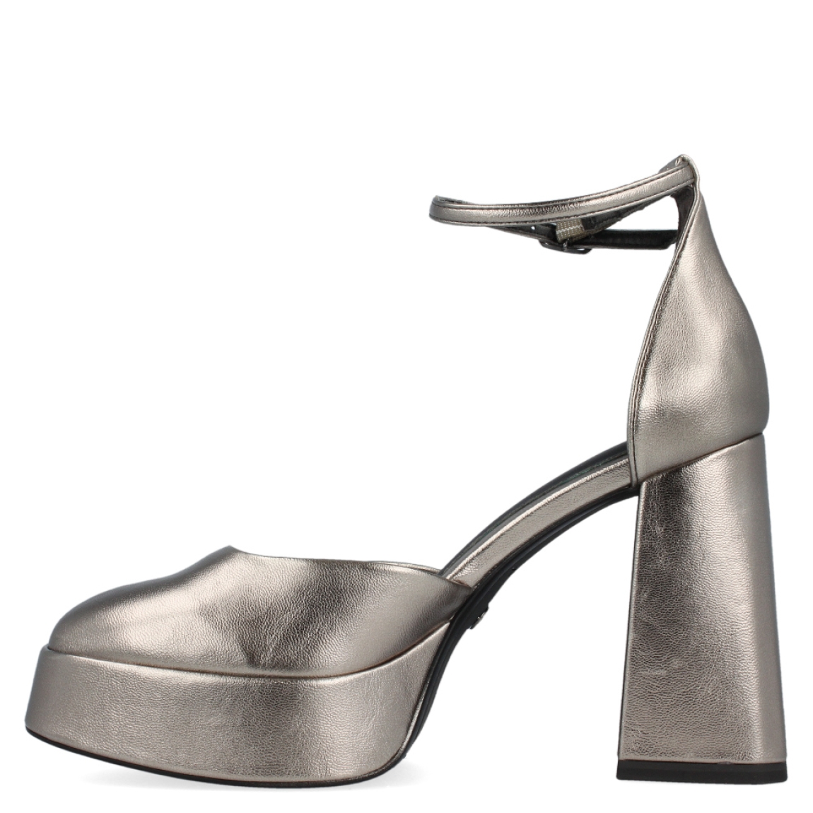 Sandalia plateada de la marca Tamaris, modelo Moon. Exterior de la sandalia de tela de color plateado. Interior de la sandalia de tela de color negro. Cierre de la sandalia con hebilla en el tobillo. Sandalia con plantilla acolchada para garantizar el máximo confort. Sandalia con tacón alto y ancho de 11 cm de altura, incluyendo unos 3 cm de plataforma. La sandalia de fiesta de Tamaris es una sandalia vegana, cómoda y un básico para los looks más especiales.