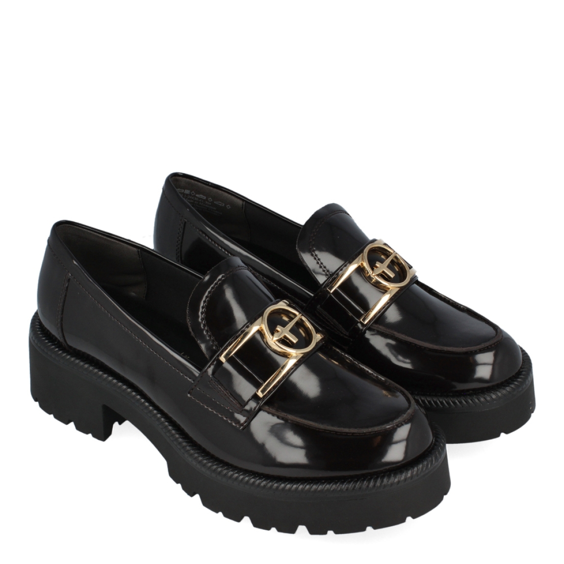 Mocasín de la marca Tamaris, modelo Jess. Exterior del mocasín de charol de color marrón oscuro. Interior del mocasín de tela de color negro. Mocasín con adorno dorado en la pala. Mocasín con tacón bajo y ancho de 5 cm de altura, incluyendo 3 cm de plataforma. Mocasín con plantilla acolchada para garantizar el máximo confort a cada paso. El mocasín de Tamaris modelo Jess es un mocasín ideal para la oficina, ya que es cómodo y estiloso. Además, es ideal para muchas otras ocasiones. Un básico que no puede faltar en tu armario.