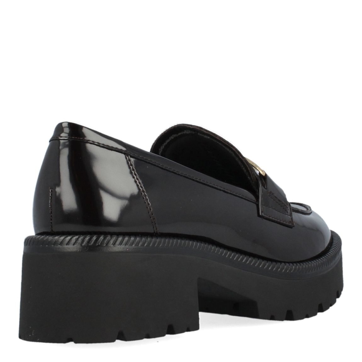 Mocasín de la marca Tamaris, modelo Jess. Exterior del mocasín de charol de color marrón oscuro. Interior del mocasín de tela de color negro. Mocasín con adorno dorado en la pala. Mocasín con tacón bajo y ancho de 5 cm de altura, incluyendo 3 cm de plataforma. Mocasín con plantilla acolchada para garantizar el máximo confort a cada paso. El mocasín de Tamaris modelo Jess es un mocasín ideal para la oficina, ya que es cómodo y estiloso. Además, es ideal para muchas otras ocasiones. Un básico que no puede faltar en tu armario.