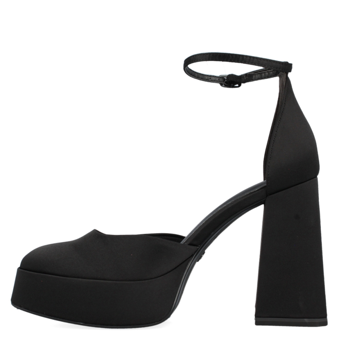 Sandalia de la marca Tamaris, modelo Muna. Exterior de la sandalia de tela de color negro. Interior de la sandalia de tela de color negro. Cierre de la sandalia con hebilla en el tobillo. Sandalia con plantilla acolchada para garantizar el máximo confort. Sandalia con tacón alto y ancho de 11 cm de altura, incluyendo unos 3 cm de plataforma. La sandalia de fiesta de Tamaris es una sandalia vegana, cómoda y un básico para todas las ocasiones.