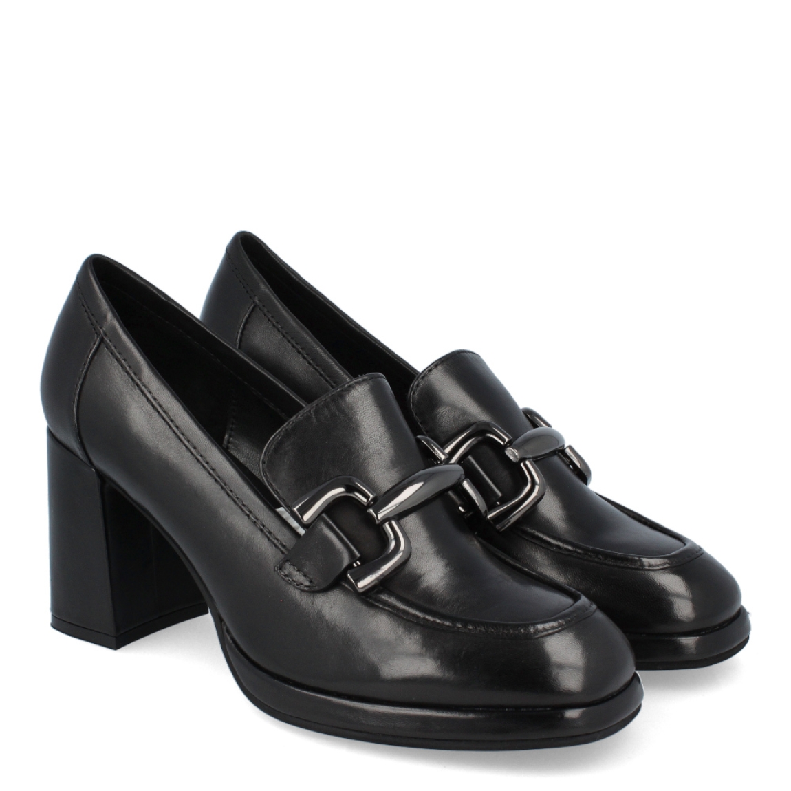 Mocasín de la marca Regarde Le Ciel, modelo Analisa. Exterior del mocasín de piel de color negro. Interior del mocasín de piel de color negro. Mocasín con detalle en la pala de color plateado. Mocasín con tacón alto y ancho de 7 cm de altura. Mocasín con plantilla acolchada para garantizar el máximo confort posible. El mocasín de Regarde Le Ciel, modelo Analisa, es un mocasín elegante, versátil y comodo. Un must-have para esta temporada donde los mocasines son tendencia.