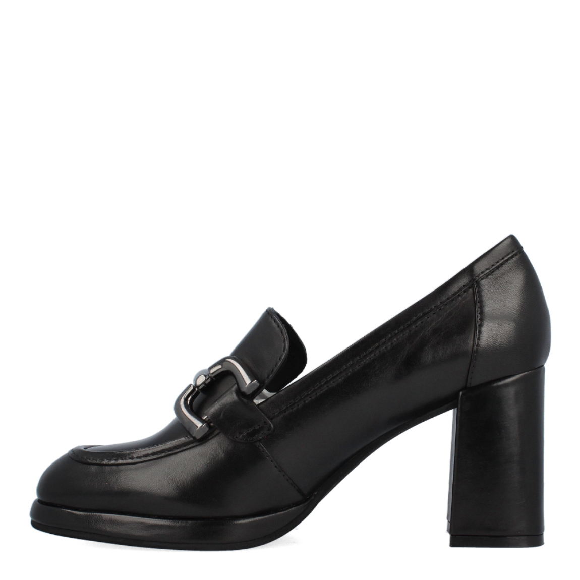 Mocasín de la marca Regarde Le Ciel, modelo Analisa. Exterior del mocasín de piel de color negro. Interior del mocasín de piel de color negro. Mocasín con detalle en la pala de color plateado. Mocasín con tacón alto y ancho de 7 cm de altura. Mocasín con plantilla acolchada para garantizar el máximo confort posible. El mocasín de Regarde Le Ciel, modelo Analisa, es un mocasín elegante, versátil y comodo. Un must-have para esta temporada donde los mocasines son tendencia.