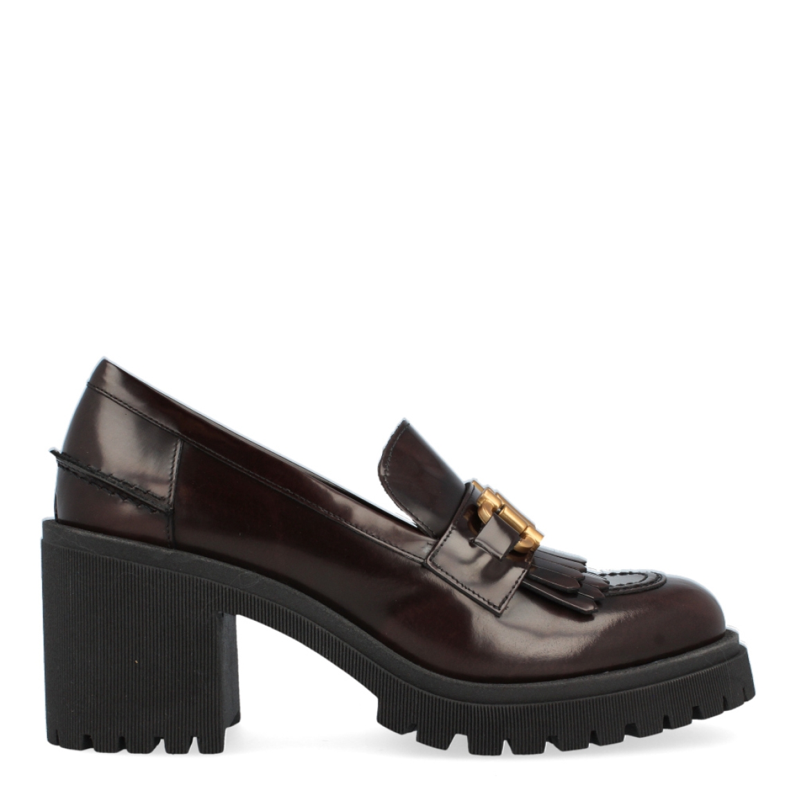 Mocasín con adorno de la marca Itse, modelo Brooke. Exterior del mocasín de piel de color marrón. Mocasín con adorno de cadena en la pala. Interior del mocasín de piel de color camel. Mocasín con plantilla acolchada. Mocasín con tacón alto y ancho de 8 cm de altura, incluyendo 2,5 cm de plataforma. Mocasín con suela track. El mocasín marrón con adorno en la pala de Itse, modelo Brooke, es un mocasín italiano hecho con materiales de alta calidad. No te puede faltar este mocasín de piel de alta calidad de Itse, ideal para marcar tendencia esta temporada.