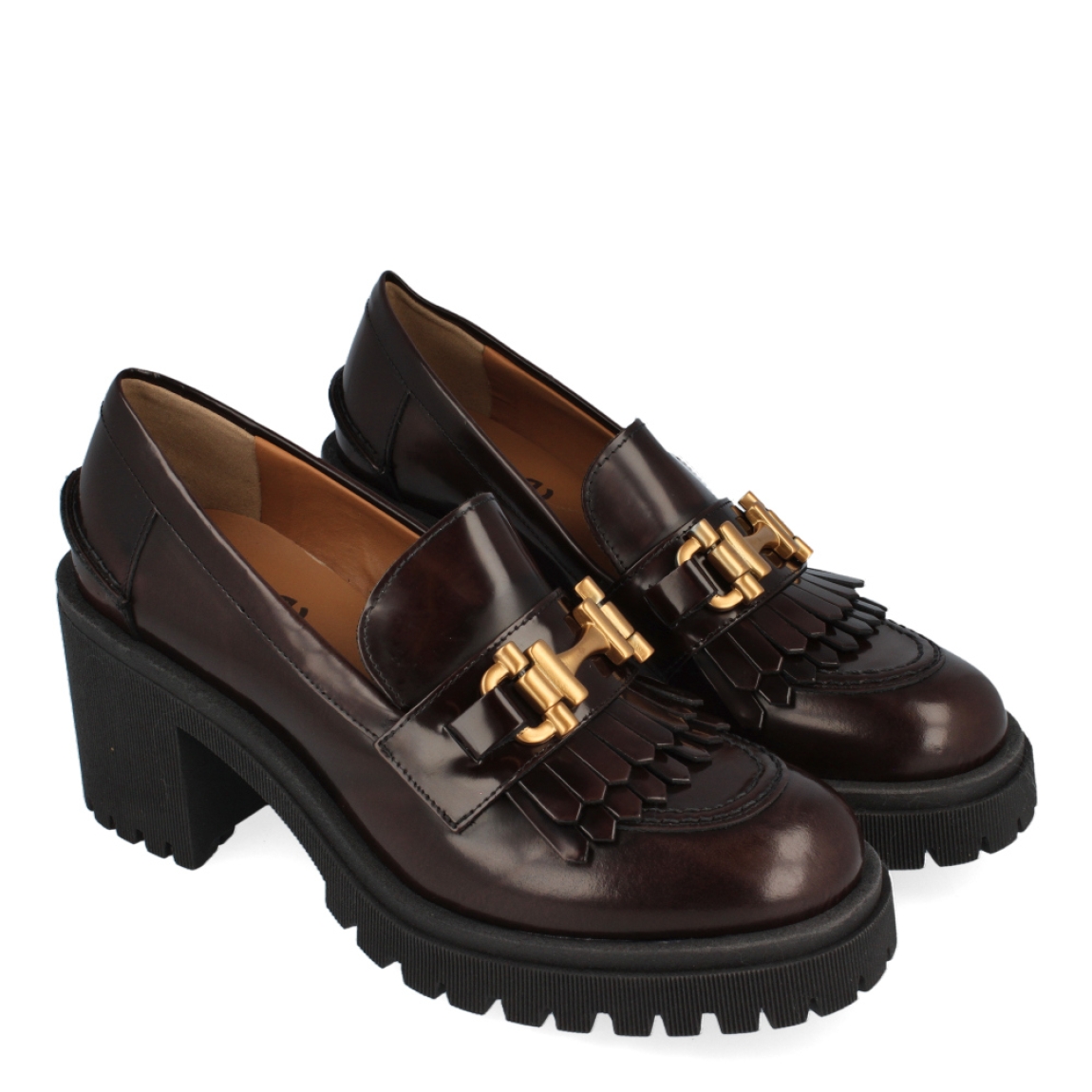 Mocasín con adorno de la marca Itse, modelo Brooke. Exterior del mocasín de piel de color marrón. Mocasín con adorno de cadena en la pala. Interior del mocasín de piel de color camel. Mocasín con plantilla acolchada. Mocasín con tacón alto y ancho de 8 cm de altura, incluyendo 2,5 cm de plataforma. Mocasín con suela track. El mocasín marrón con adorno en la pala de Itse, modelo Brooke, es un mocasín italiano hecho con materiales de alta calidad. No te puede faltar este mocasín de piel de alta calidad de Itse, ideal para marcar tendencia esta temporada.