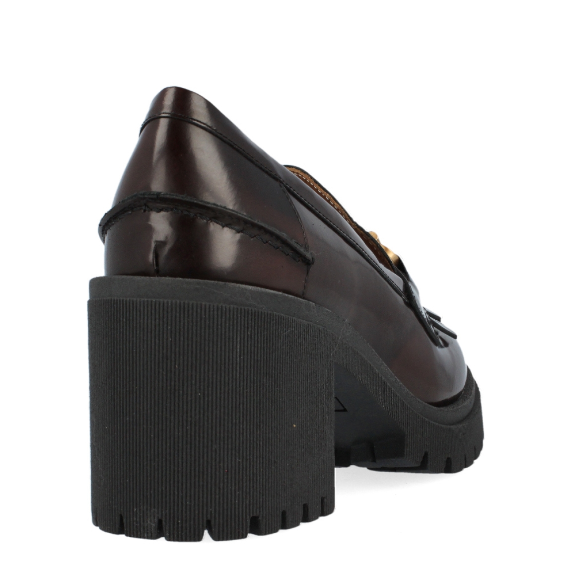 Mocasín con adorno de la marca Itse, modelo Brooke. Exterior del mocasín de piel de color marrón. Mocasín con adorno de cadena en la pala. Interior del mocasín de piel de color camel. Mocasín con plantilla acolchada. Mocasín con tacón alto y ancho de 8 cm de altura, incluyendo 2,5 cm de plataforma. Mocasín con suela track. El mocasín marrón con adorno en la pala de Itse, modelo Brooke, es un mocasín italiano hecho con materiales de alta calidad. No te puede faltar este mocasín de piel de alta calidad de Itse, ideal para marcar tendencia esta temporada.