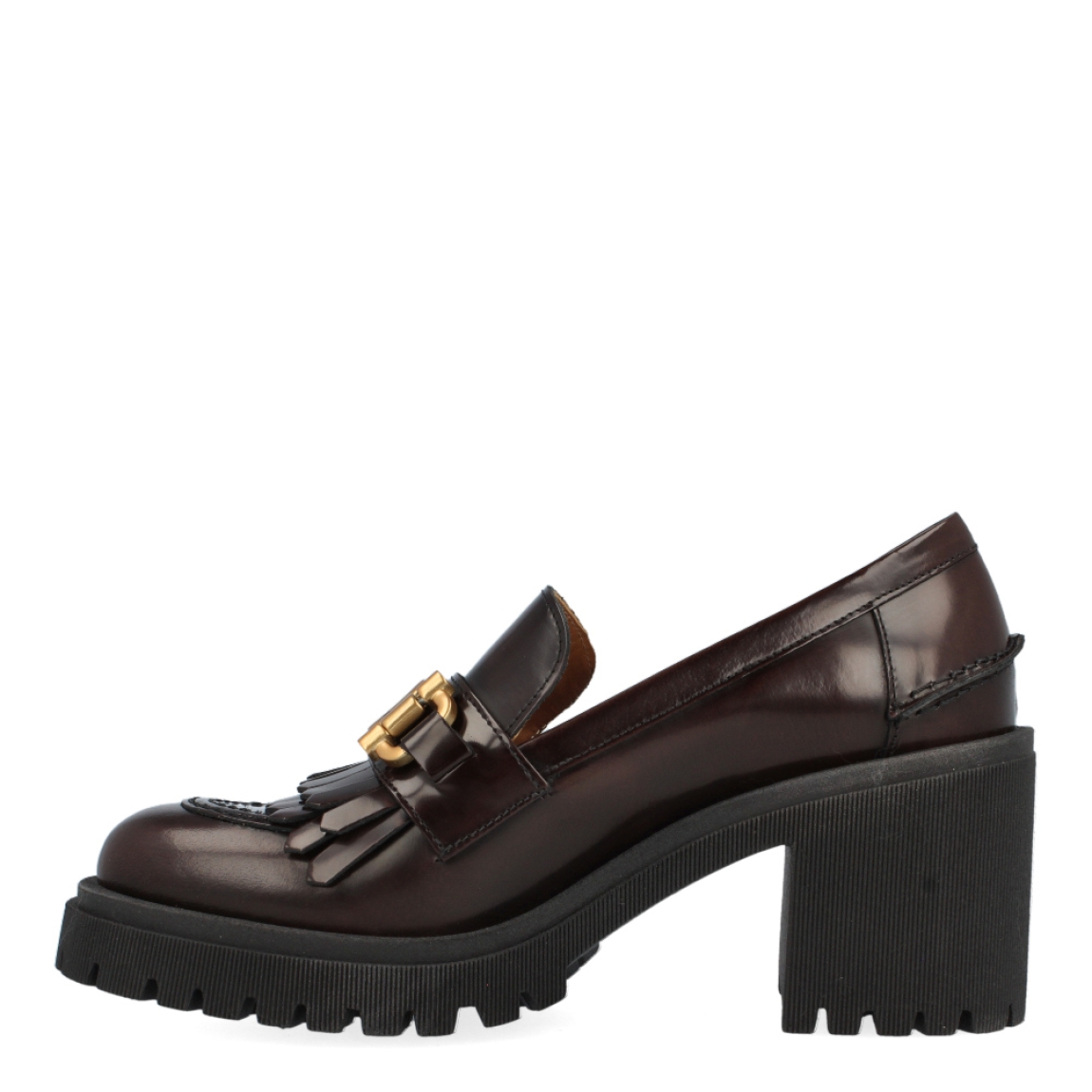 Mocasín con adorno de la marca Itse, modelo Brooke. Exterior del mocasín de piel de color marrón. Mocasín con adorno de cadena en la pala. Interior del mocasín de piel de color camel. Mocasín con plantilla acolchada. Mocasín con tacón alto y ancho de 8 cm de altura, incluyendo 2,5 cm de plataforma. Mocasín con suela track. El mocasín marrón con adorno en la pala de Itse, modelo Brooke, es un mocasín italiano hecho con materiales de alta calidad. No te puede faltar este mocasín de piel de alta calidad de Itse, ideal para marcar tendencia esta temporada.