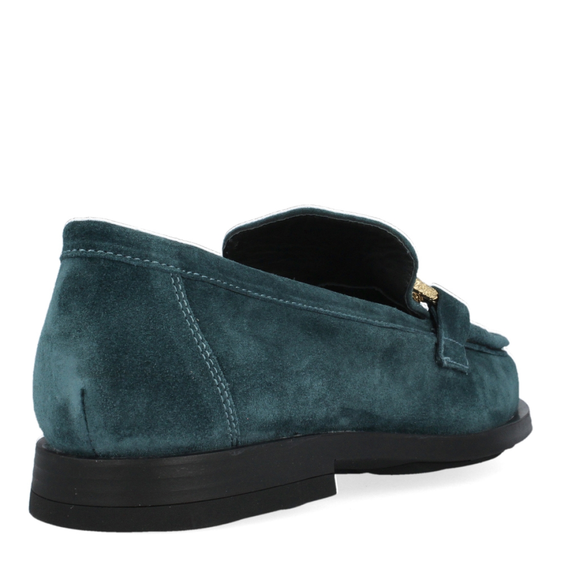 Mocasín de la marca Munné, modelo Indira. Exterior del mocasín de ante de color verde. Detalle de cadena dorada en la pala. Interior del mocasín de piel de color negro. Mocasín plano con plantilla acolchada para garantizar el máximo confort posible. Suela de goma con tacón bajo de 2 cm de altura. El mocasín de Munné, modelo Indira, es un mocasín clásico y cómodo, con un toque moderno debido a la cadena de adorno. Es el must-have de esta temporada, ya que queda bien con cualquier estilo y ocasión.