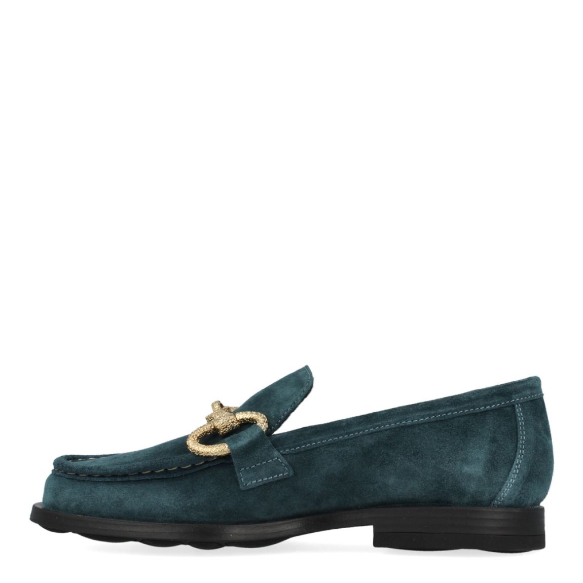 Mocasín de la marca Munné, modelo Indira. Exterior del mocasín de ante de color verde. Detalle de cadena dorada en la pala. Interior del mocasín de piel de color negro. Mocasín plano con plantilla acolchada para garantizar el máximo confort posible. Suela de goma con tacón bajo de 2 cm de altura. El mocasín de Munné, modelo Indira, es un mocasín clásico y cómodo, con un toque moderno debido a la cadena de adorno. Es el must-have de esta temporada, ya que queda bien con cualquier estilo y ocasión.