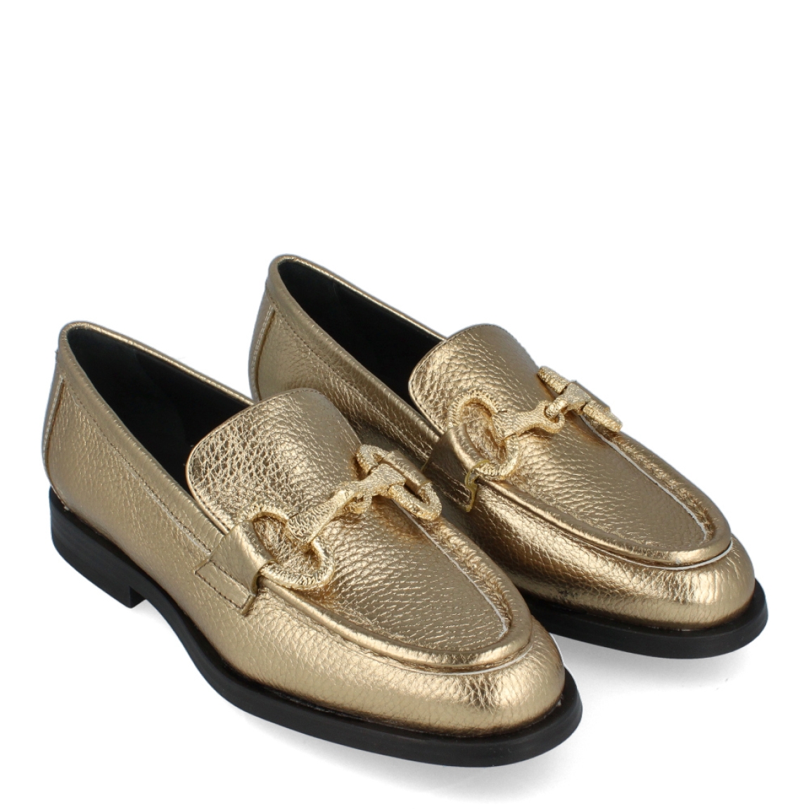 Mocasín dorado de la marca Munné, modelo Indira. Exterior del mocasín de piel metalizada de color dorado. Detalle de cadena dorada en la pala. Interior del mocasín de piel de color negro. Mocasín plano con plantilla acolchada para garantizar el máximo confort posible. Suela de goma con tacón bajo de 2 cm de altura. El mocasín de Munné, modelo Indira, es un mocasín clásico y cómodo, con un toque moderno debido a la cadena de adorno. Es el must-have de esta temporada, ya que queda bien con cualquier estilo y ocasión.