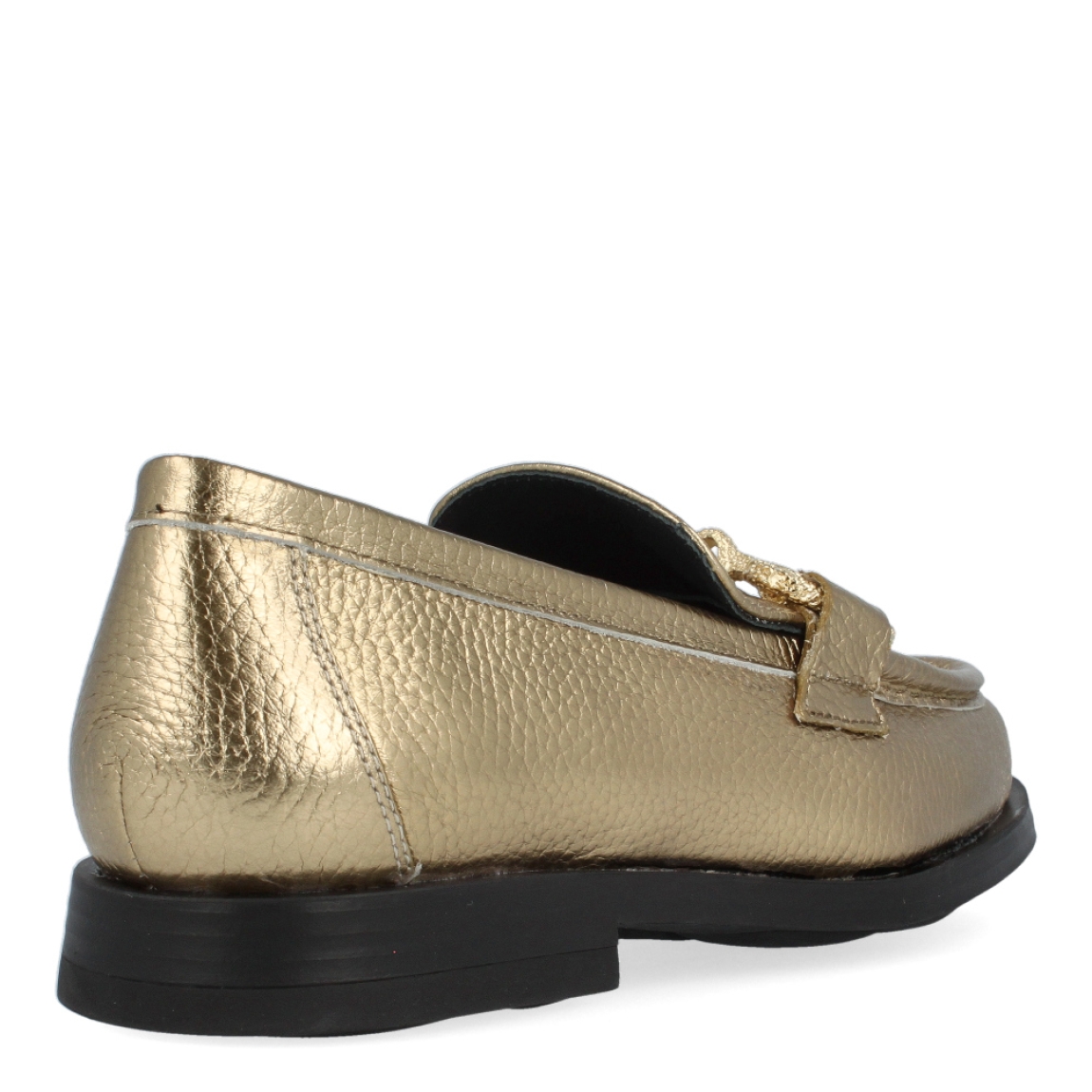 Mocasín dorado de la marca Munné, modelo Indira. Exterior del mocasín de piel metalizada de color dorado. Detalle de cadena dorada en la pala. Interior del mocasín de piel de color negro. Mocasín plano con plantilla acolchada para garantizar el máximo confort posible. Suela de goma con tacón bajo de 2 cm de altura. El mocasín de Munné, modelo Indira, es un mocasín clásico y cómodo, con un toque moderno debido a la cadena de adorno. Es el must-have de esta temporada, ya que queda bien con cualquier estilo y ocasión.