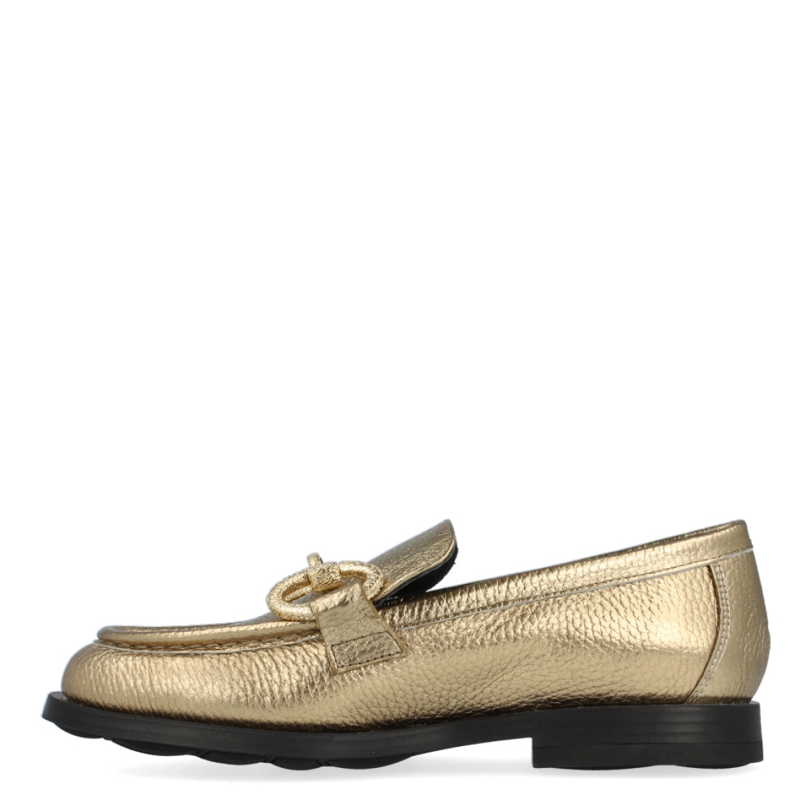 Mocasín dorado de la marca Munné, modelo Indira. Exterior del mocasín de piel metalizada de color dorado. Detalle de cadena dorada en la pala. Interior del mocasín de piel de color negro. Mocasín plano con plantilla acolchada para garantizar el máximo confort posible. Suela de goma con tacón bajo de 2 cm de altura. El mocasín de Munné, modelo Indira, es un mocasín clásico y cómodo, con un toque moderno debido a la cadena de adorno. Es el must-have de esta temporada, ya que queda bien con cualquier estilo y ocasión.