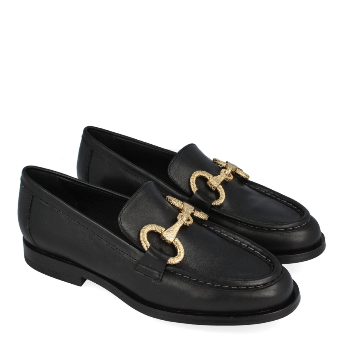 Mocasín de la marca Munné, modelo Indira. Exterior del mocasín de piel de color negro. Detalle de cadena dorada en la pala. Interior del mocasín de piel de color negro. Mocasín plano con plantilla acolchada para garantizar el máximo confort posible. Suela de goma con tacón bajo de 2 cm de altura. El mocasín de Munné, modelo Indira, es un mocasín clásico y cómodo, con un toque moderno debido a la cadena de adorno. Es el must-have de esta temporada, ya que queda bien con cualquier estilo y ocasión.