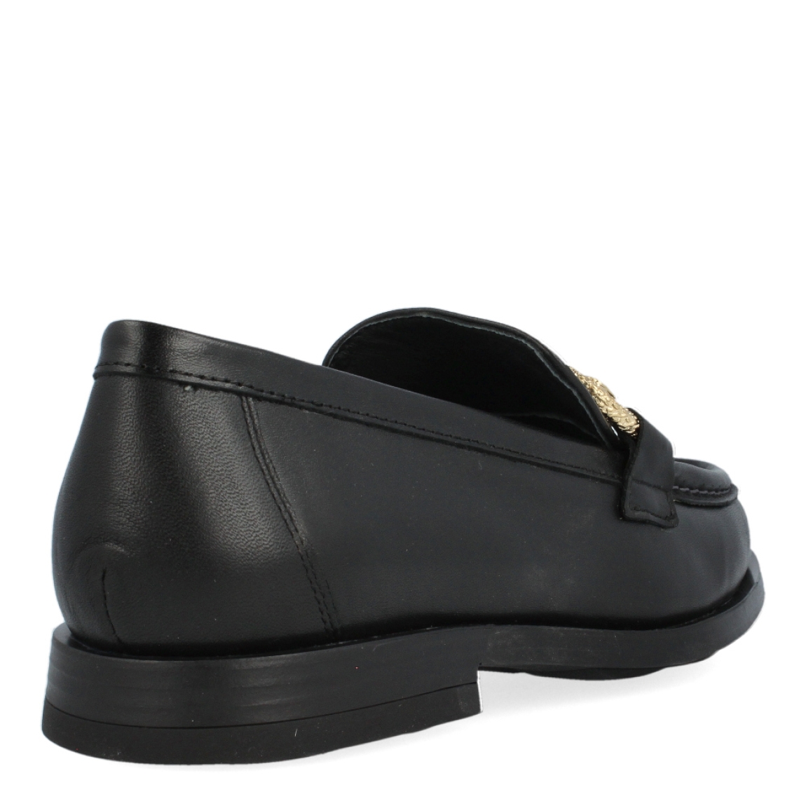Mocasín de la marca Munné, modelo Indira. Exterior del mocasín de piel de color negro. Detalle de cadena dorada en la pala. Interior del mocasín de piel de color negro. Mocasín plano con plantilla acolchada para garantizar el máximo confort posible. Suela de goma con tacón bajo de 2 cm de altura. El mocasín de Munné, modelo Indira, es un mocasín clásico y cómodo, con un toque moderno debido a la cadena de adorno. Es el must-have de esta temporada, ya que queda bien con cualquier estilo y ocasión.