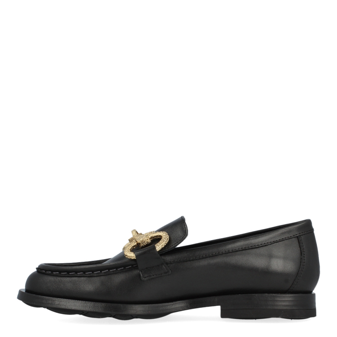 Mocasín de la marca Munné, modelo Indira. Exterior del mocasín de piel de color negro. Detalle de cadena dorada en la pala. Interior del mocasín de piel de color negro. Mocasín plano con plantilla acolchada para garantizar el máximo confort posible. Suela de goma con tacón bajo de 2 cm de altura. El mocasín de Munné, modelo Indira, es un mocasín clásico y cómodo, con un toque moderno debido a la cadena de adorno. Es el must-have de esta temporada, ya que queda bien con cualquier estilo y ocasión.