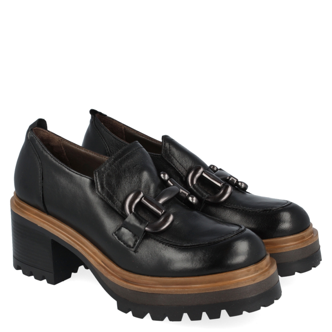 Mocasín de la marca Itse, modelo Aisha. Exterior del mocasín de piel de color negro. Interior del mocasín de piel de color marrón. Detalle de adorno en la pala. Mocasín con tacón ancho de 6 cm de altura, incluyendo 4 cm de plataforma. Mocasín con plantilla acolchada para garantizar el máximo confort. El mocasín de Itse, modelo Aisha, es un zapato cómodo y muy versátil. Ideal para el otoño. ¡Queda bien con cualquier look!