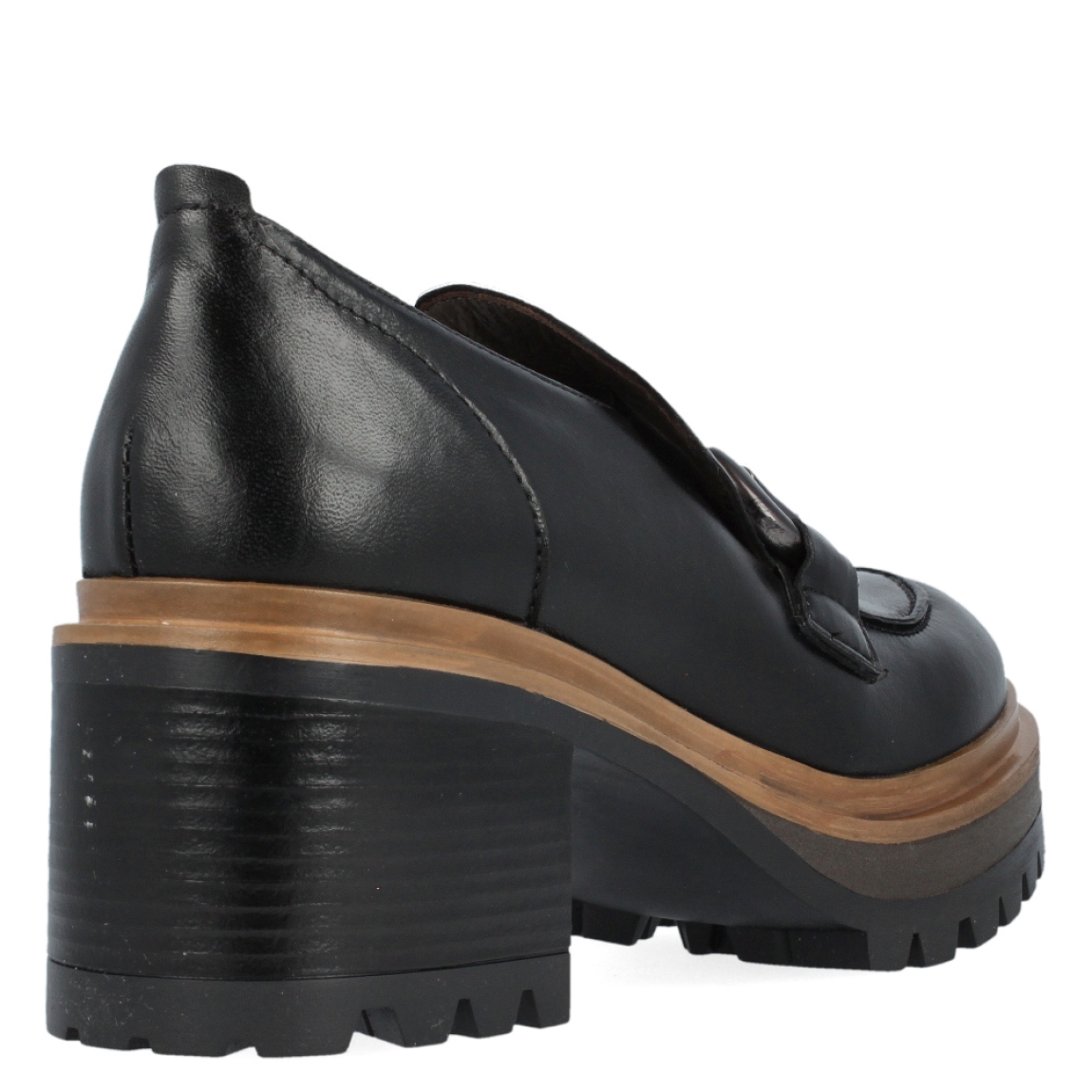 Mocasín de la marca Itse, modelo Aisha. Exterior del mocasín de piel de color negro. Interior del mocasín de piel de color marrón. Detalle de adorno en la pala. Mocasín con tacón ancho de 6 cm de altura, incluyendo 4 cm de plataforma. Mocasín con plantilla acolchada para garantizar el máximo confort. El mocasín de Itse, modelo Aisha, es un zapato cómodo y muy versátil. Ideal para el otoño. ¡Queda bien con cualquier look!