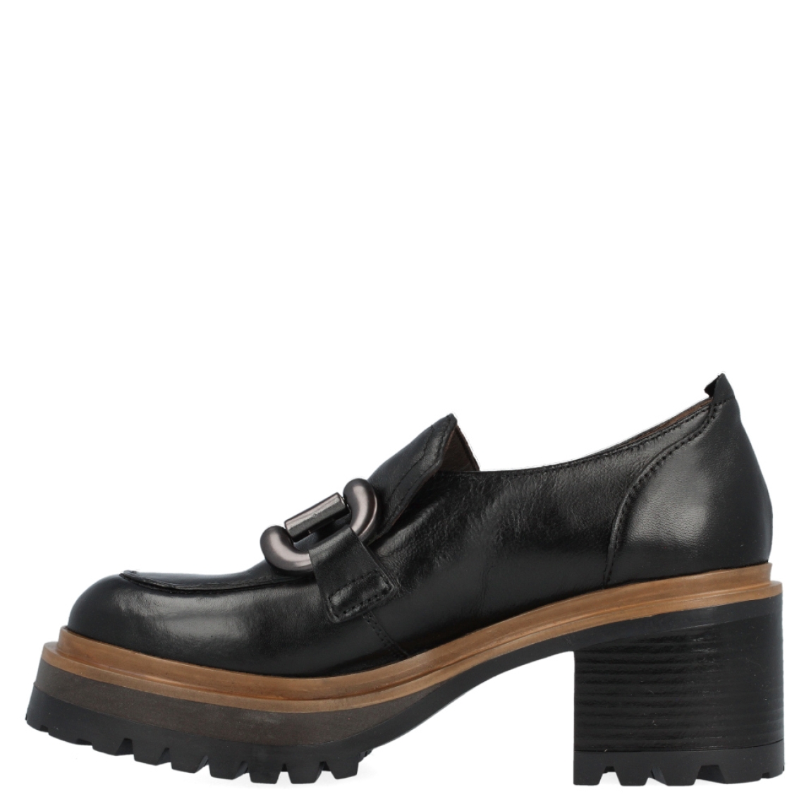 Mocasín de la marca Itse, modelo Aisha. Exterior del mocasín de piel de color negro. Interior del mocasín de piel de color marrón. Detalle de adorno en la pala. Mocasín con tacón ancho de 6 cm de altura, incluyendo 4 cm de plataforma. Mocasín con plantilla acolchada para garantizar el máximo confort. El mocasín de Itse, modelo Aisha, es un zapato cómodo y muy versátil. Ideal para el otoño. ¡Queda bien con cualquier look!