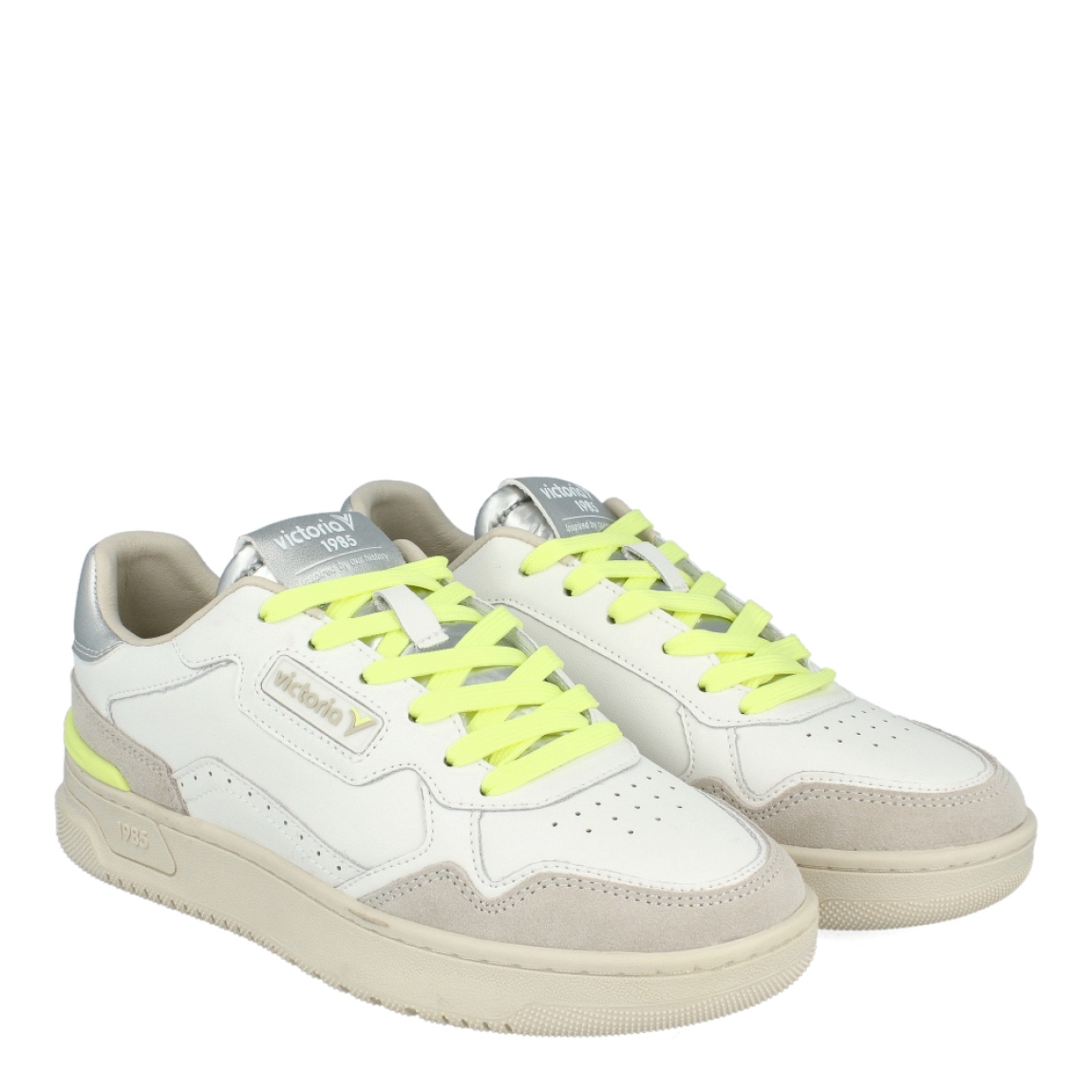 Deportivas de la marca Victoria, modelo C-80 NEÓN. Exterior de las deportivas en piel color blanco con detalles en ante color beig y piel en color verde neón en la parte del tobillo. Interior de las deportivas en textil color beig. Cierre de las deportivas Victoria con cordones color verde neón. Deportivas con plantilla acolchada y extraíble. Estas deportivas Victoria, son un complemento perfecto para llevarlo en todos tus looks con la máxima comodidad posible!