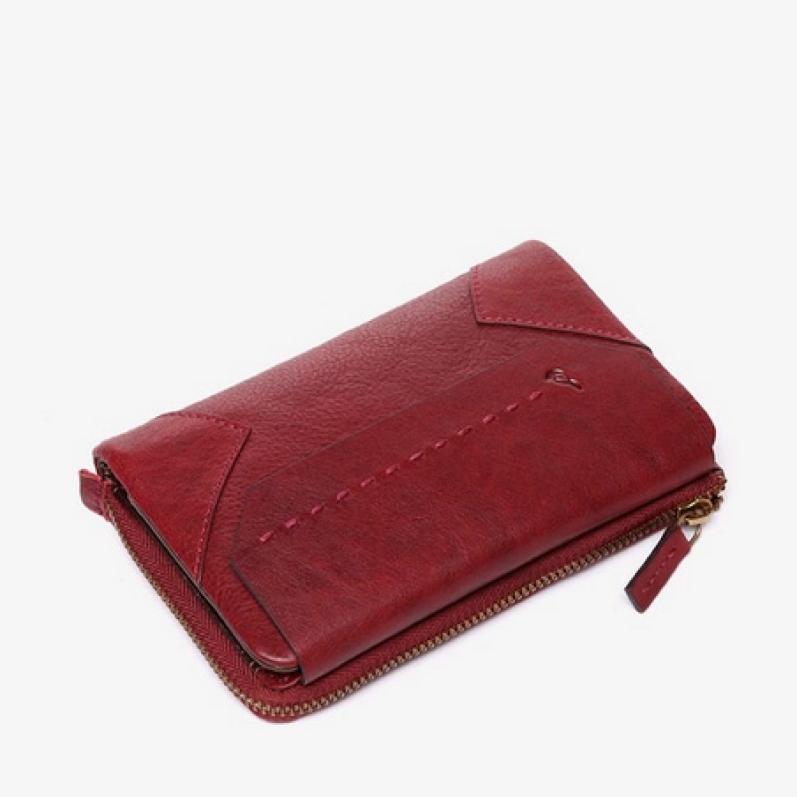 Billetera mediana de mujer de la marca Abbacino, modelo POLI-1. Billetera elaborada en piel color granate. Un diseño que destaca por su cierre frontal con solapa y un fino bordado sobre ella, y la silueta geométrica que forman la unión de sus patrones. Teñida en tonos atemporales, esta billetera Abbacino POLI-1es el complemento ideal para combinar con todos tus bolsos.
