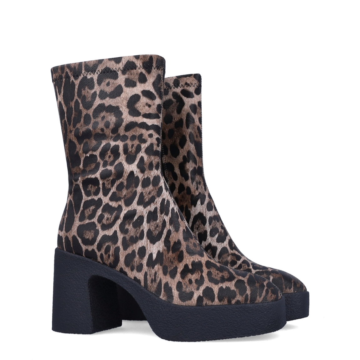 Botines de la marca Noa Harmon, modelo MAKALO. Exterior en piel animal print con punta redonda. Interior en piel color negro. Cierre de los botines con cremallera y tacón de 7cm de altura. Estos botines Noa Harmon son una tendencia de temporada, ideales para lucirlos con estilo y comodidad.