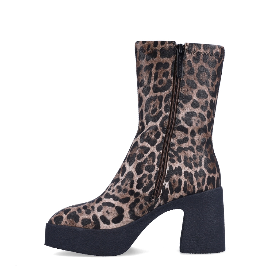 Botines de la marca Noa Harmon, modelo MAKALO. Exterior en piel animal print con punta redonda. Interior en piel color negro. Cierre de los botines con cremallera y tacón de 7cm de altura. Estos botines Noa Harmon son una tendencia de temporada, ideales para lucirlos con estilo y comodidad.