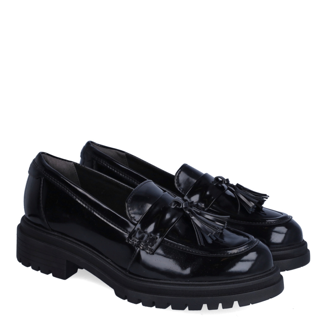 Mocasines de la marca Tamaris, modelo ISSA. Exterior en charol color negro con detalle de flecos en la pala. Interior en piel color negro. Mocasines Tamaris con cuña de 3cm de altura. Estos mocasines Tamaris ISSA es un complemento clásico e ideal como fondo de armario.