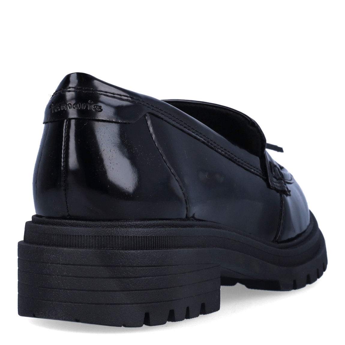 Mocasines de la marca Tamaris, modelo ISSA. Exterior en charol color negro con detalle de flecos en la pala. Interior en piel color negro. Mocasines Tamaris con cuña de 3cm de altura. Estos mocasines Tamaris ISSA es un complemento clásico e ideal como fondo de armario.
