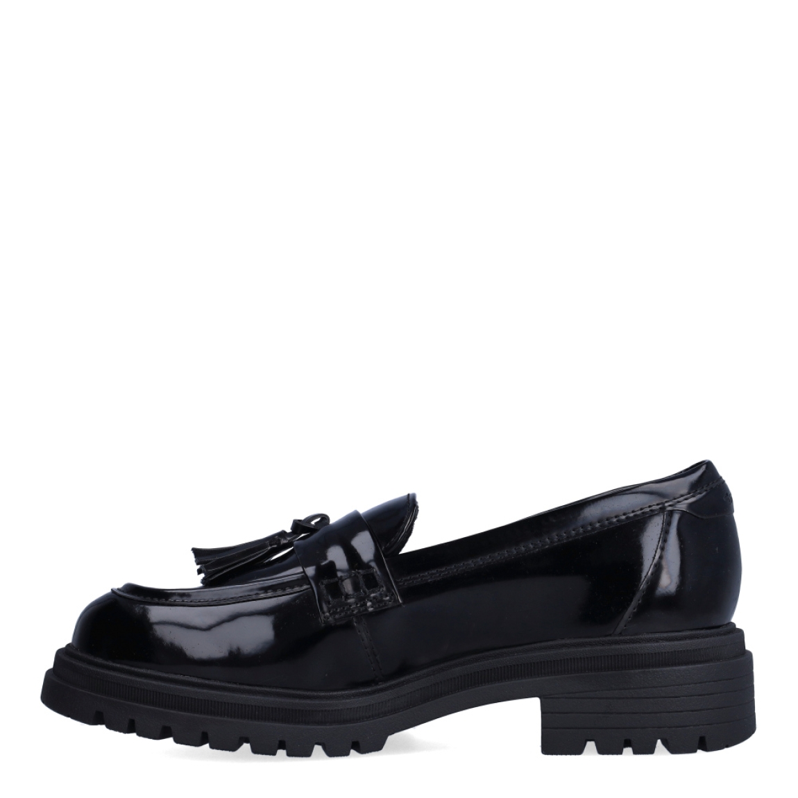 Mocasines de la marca Tamaris, modelo ISSA. Exterior en charol color negro con detalle de flecos en la pala. Interior en piel color negro. Mocasines Tamaris con cuña de 3cm de altura. Estos mocasines Tamaris ISSA es un complemento clásico e ideal como fondo de armario.