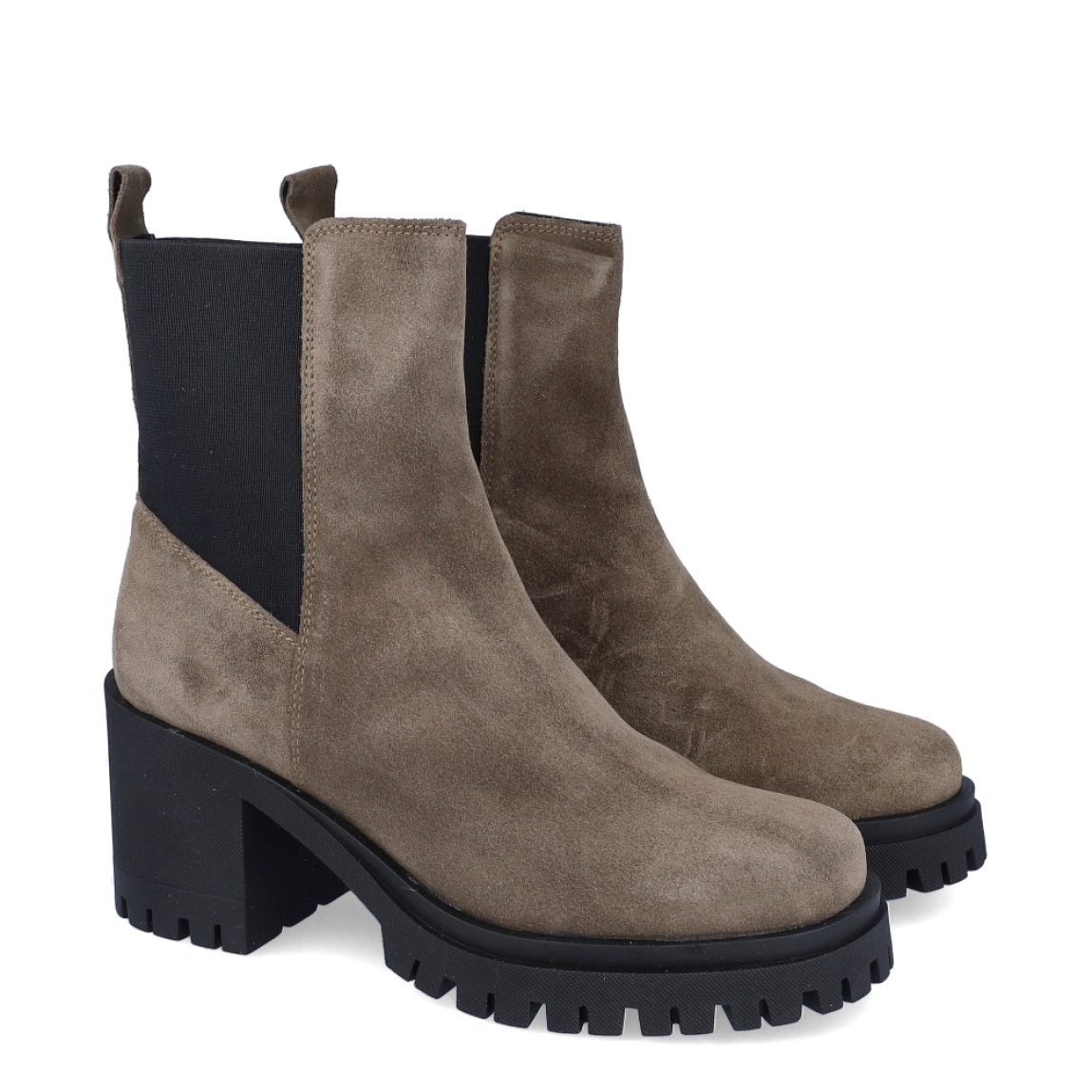 Botines de la marca Itse, modelo LODIA. Exterior en ante color taupe. Interior en piel color negro. Cierre de botines Itse con gomas elásticas y suela de goma dentada con tacón de 7cm de altura. Estos botines Itse LODIA son ideales para esta temporada, no te pueden faltar en tu fondo de armario!