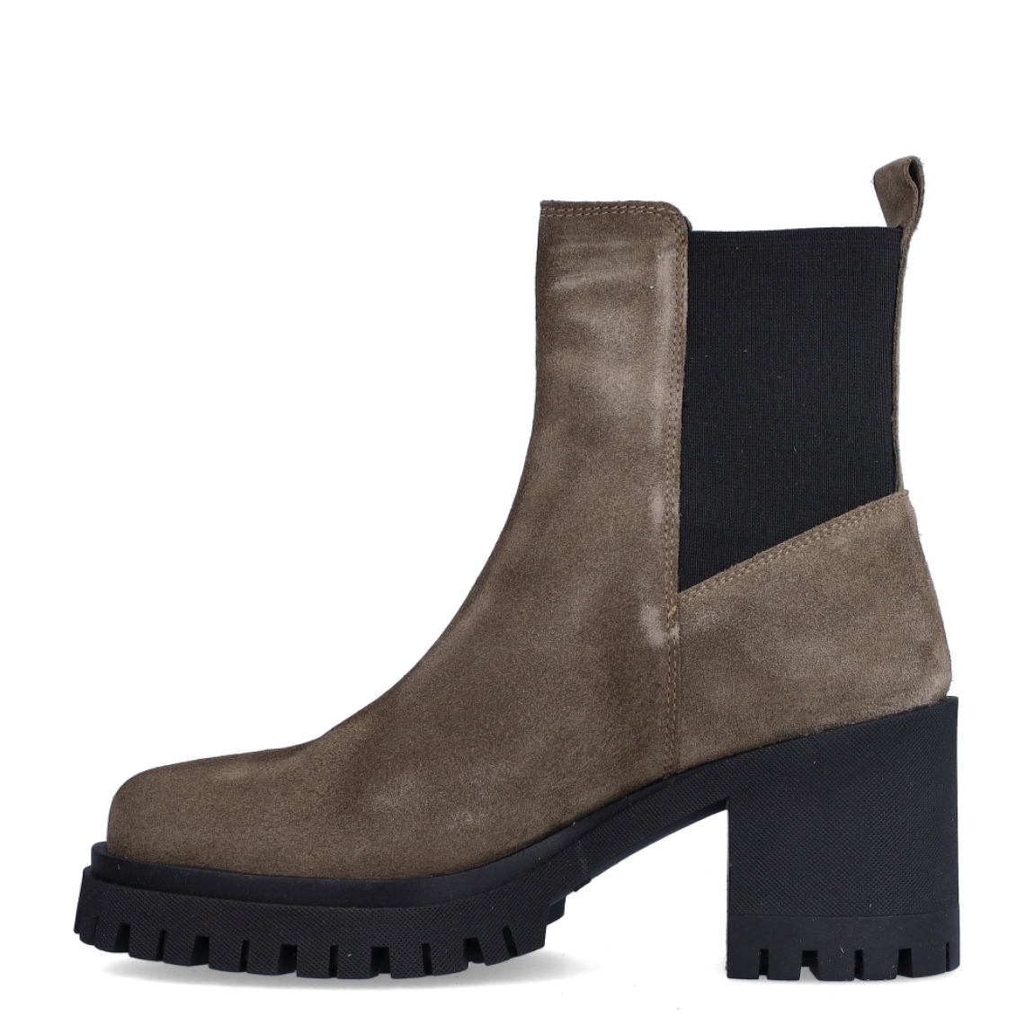 Botines de la marca Itse, modelo LODIA. Exterior en ante color taupe. Interior en piel color negro. Cierre de botines Itse con gomas elásticas y suela de goma dentada con tacón de 7cm de altura. Estos botines Itse LODIA son ideales para esta temporada, no te pueden faltar en tu fondo de armario!