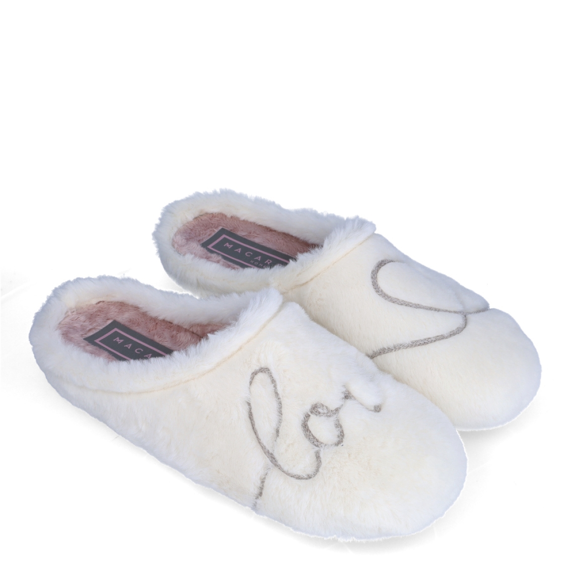 Zapatilla de estar por casa de la marca Macarena, modelo Anais 217. Exterior en pelo de color blanco. Interior en pelo de color nude. Altura de la suela 1 cm. Plantilla extraíble de poliuretano. Ideales para ir perfectay cómoda en casa. No pueden faltar un tu armario!