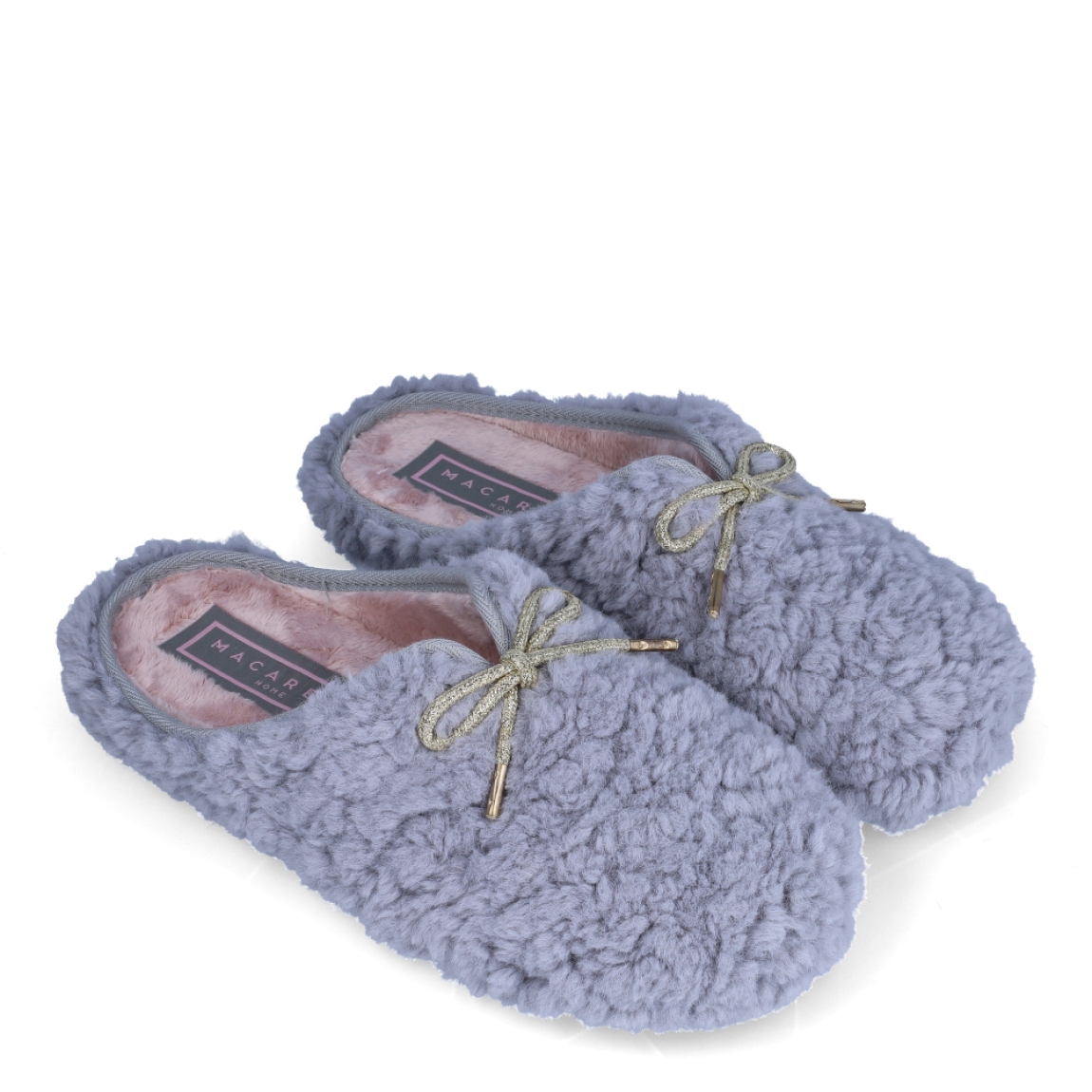 Zapatilla de estar por casa de la marca Macarena, modelo Anais 206. Exterior en lana de color gris con detalle de lazo en la pala. Interior en pelo de color nude. Altura de la suela 1 cm. Plantilla extraíble de poliuretano. Ideales para ir perfectay cómoda en casa. No pueden faltar un tu armario!
