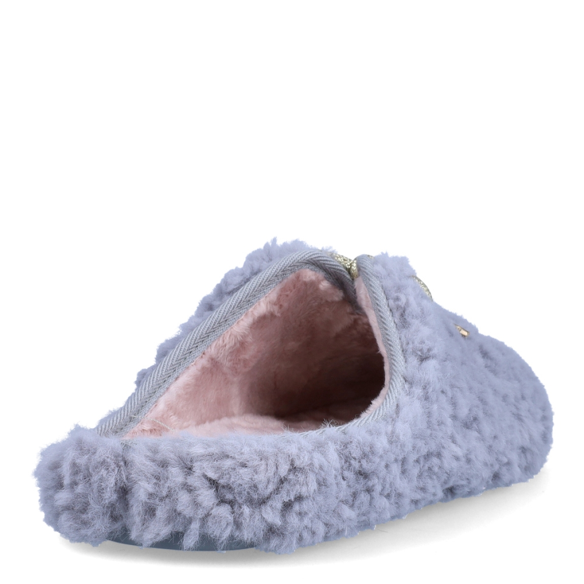 Zapatilla de estar por casa de la marca Macarena, modelo Anais 206. Exterior en lana de color gris con detalle de lazo en la pala. Interior en pelo de color nude. Altura de la suela 1 cm. Plantilla extraíble de poliuretano. Ideales para ir perfectay cómoda en casa. No pueden faltar un tu armario!