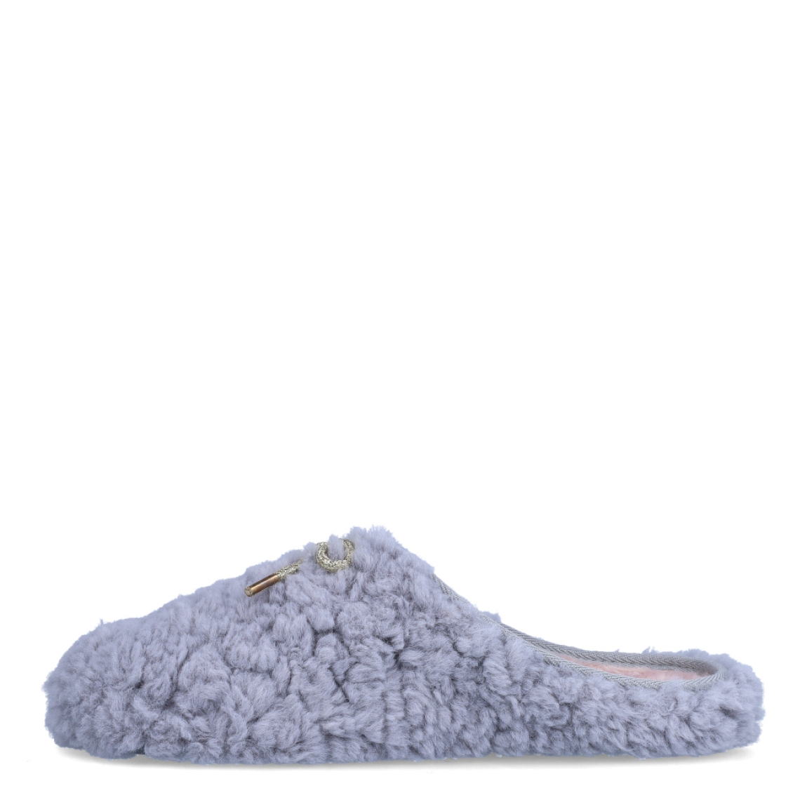 Zapatilla de estar por casa de la marca Macarena, modelo Anais 206. Exterior en lana de color gris con detalle de lazo en la pala. Interior en pelo de color nude. Altura de la suela 1 cm. Plantilla extraíble de poliuretano. Ideales para ir perfectay cómoda en casa. No pueden faltar un tu armario!