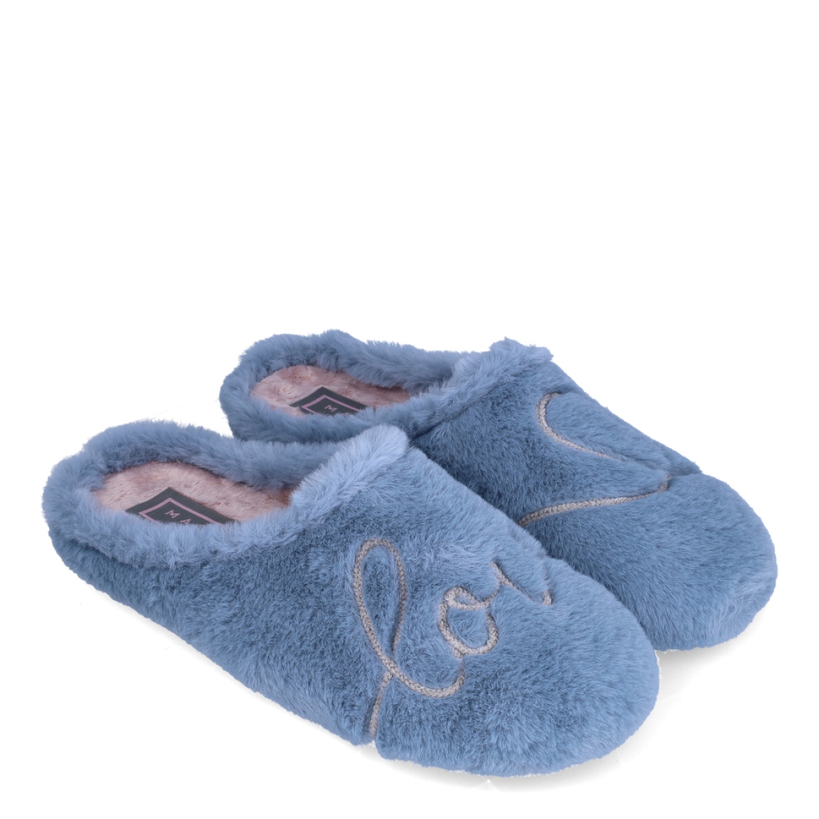 Zapatilla de estar por casa de la marca Macarena, modelo Anais 217. Exterior en pelo de color azul. Interior en pelo de color nude. Altura de la suela 1 cm. Plantilla extraíble de poliuretano. Ideales para ir perfectay cómoda en casa. No pueden faltar un tu armario!