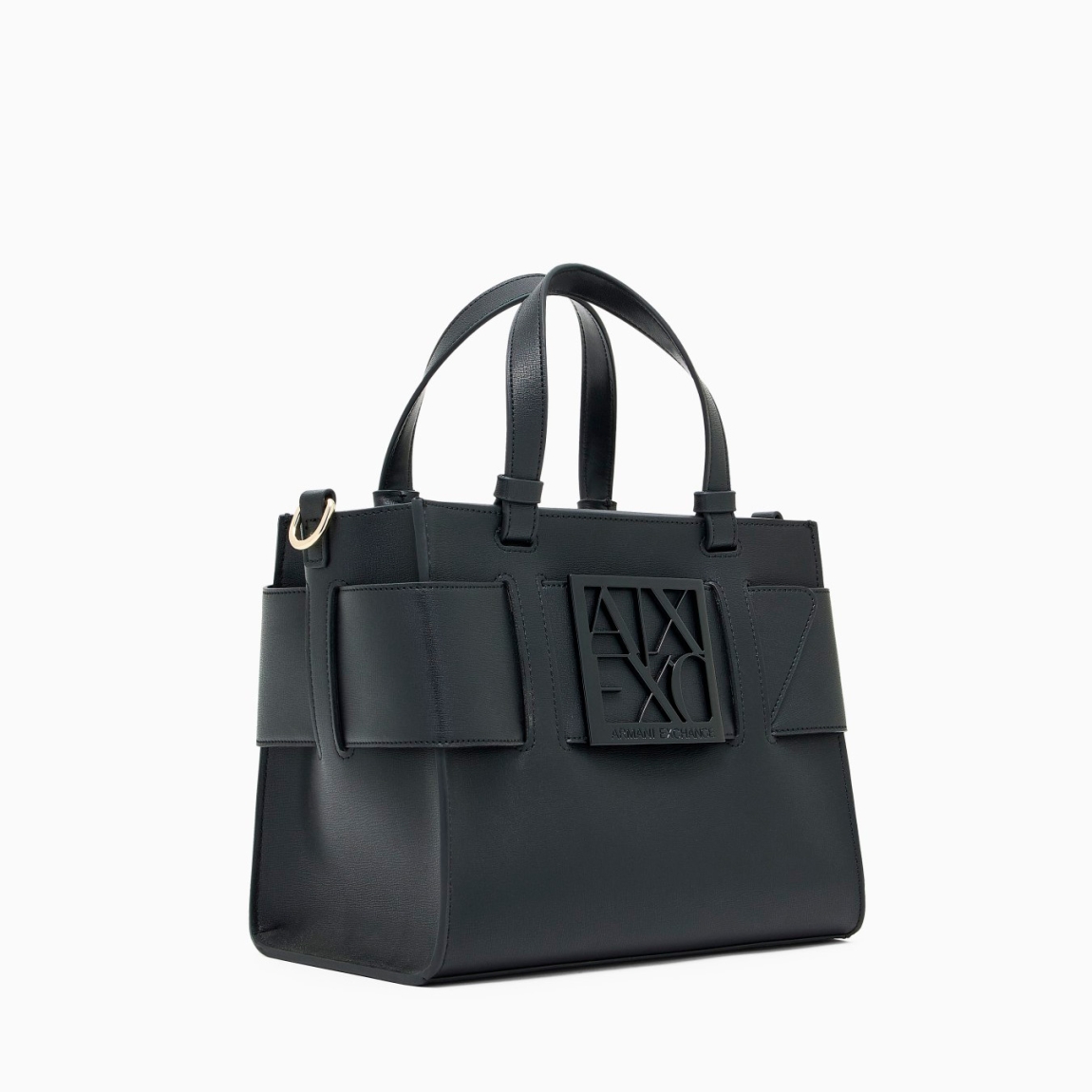 Bolso pequeño clásico de la marca Armani Exchange, modelo CELIA. Este bolso está elaborado en piel de color negro. Es un best seller que se renueva cada temporada, perfecto desde todos los puntos de vista y siempre cool: el bolso tote mediano con bandolera y banda con hebilla con logo personalizado es el accesorio que no puede faltar en el look. Medidas: altura 18cm y ancho 24cm. Bolso Armani Exchange CELIA perfecto para ti!