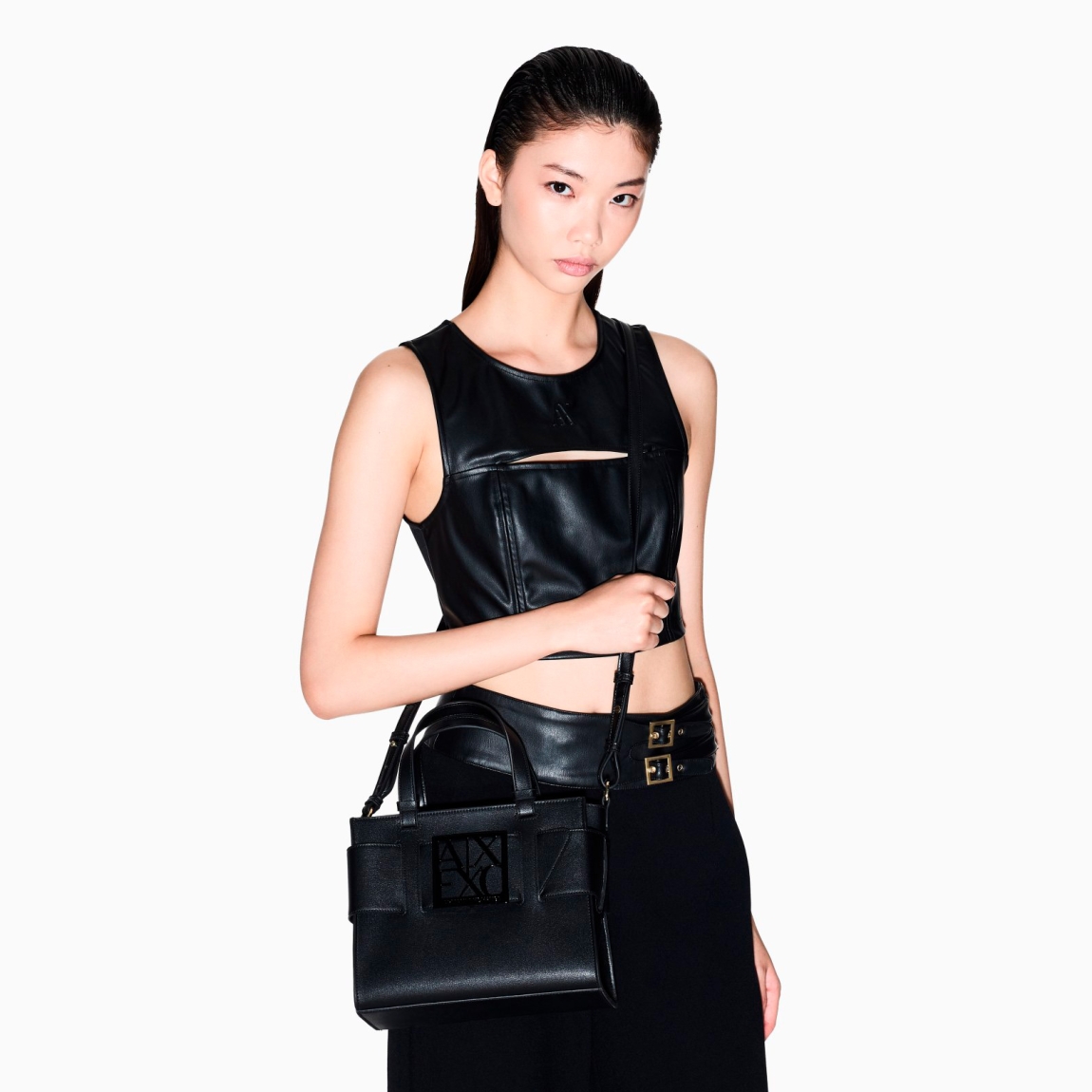 Bolso pequeño clásico de la marca Armani Exchange, modelo CELIA. Este bolso está elaborado en piel de color negro. Es un best seller que se renueva cada temporada, perfecto desde todos los puntos de vista y siempre cool: el bolso tote mediano con bandolera y banda con hebilla con logo personalizado es el accesorio que no puede faltar en el look. Medidas: altura 18cm y ancho 24cm. Bolso Armani Exchange CELIA perfecto para ti!