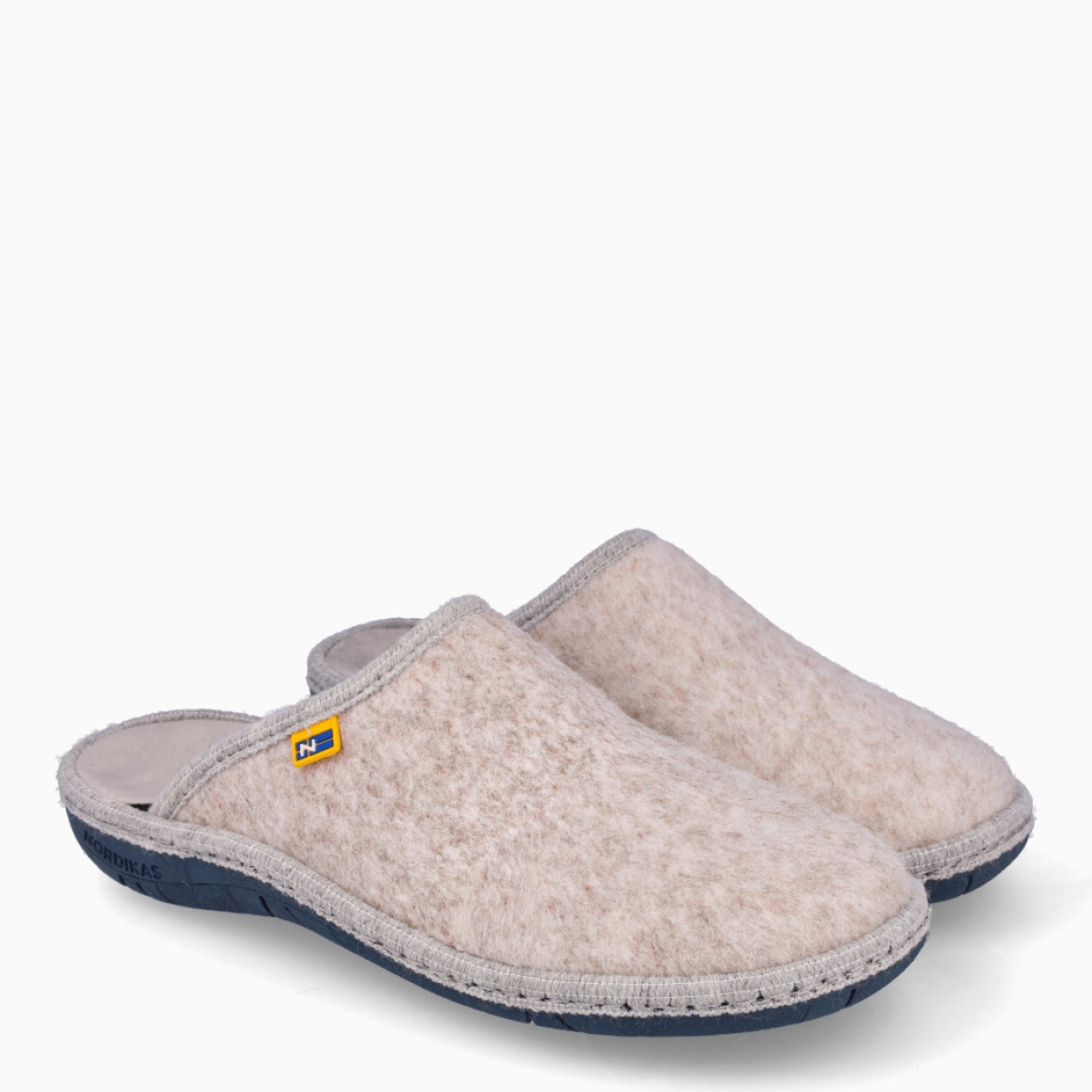 Zapatilla de estar por casa de la marca Nordikas, modelo Boreal. Exterior en textil de color beig. Interior en forro polar en color gris. Suela de goma. Disfruta del confort, la comodidad, la calidad y la fabricación totalmente Made in Spain, con un modelo de Otoño-Invierno en nuestra sección de mujer. Estas zapatillas de casa, gracias a su tejido y fabricación, proporcionan grandes prestaciones en cuanto a comodidad, ligereza y transpiración, mientras que su suela de goma garantiza una gran experiencia.