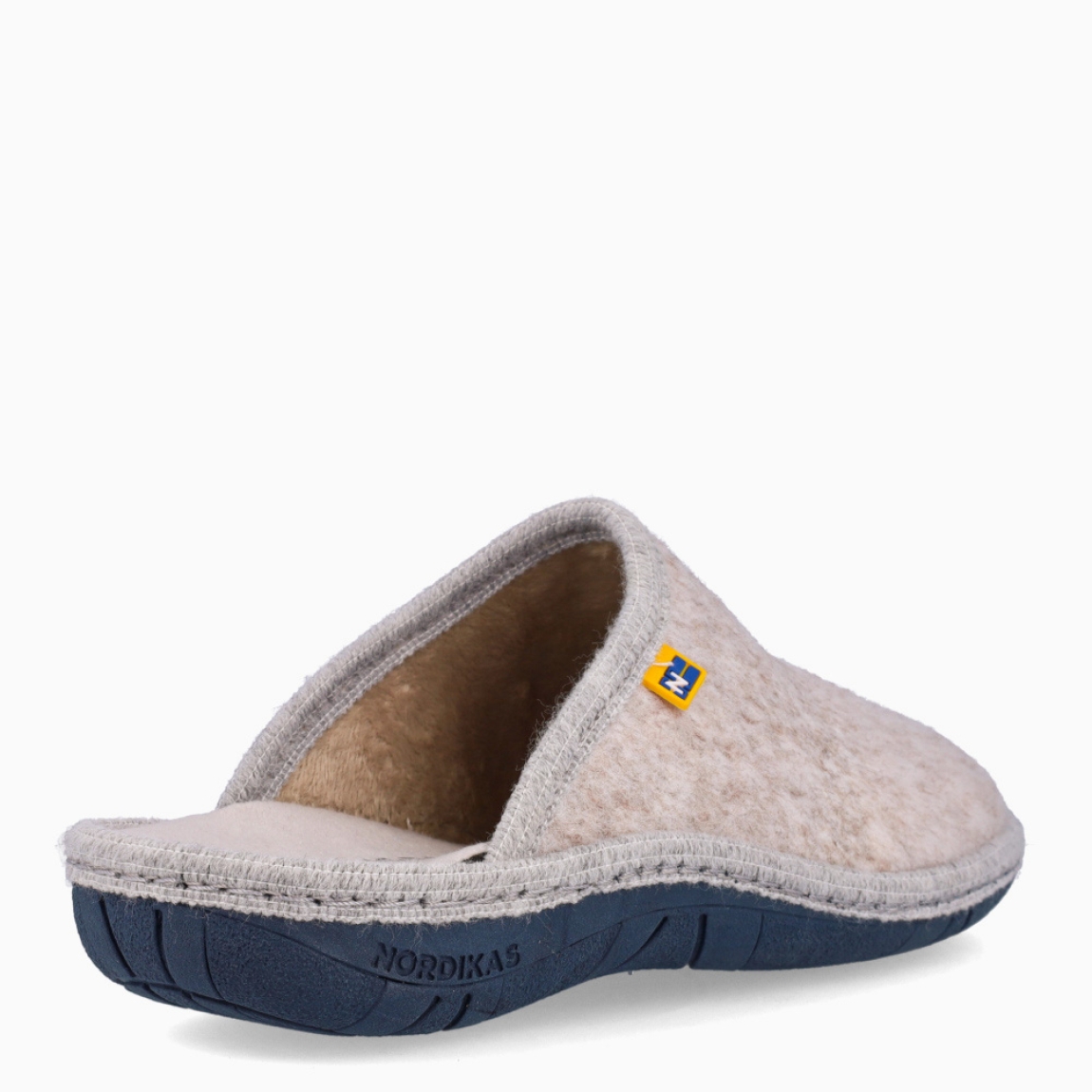 Zapatilla de estar por casa de la marca Nordikas, modelo Boreal. Exterior en textil de color beig. Interior en forro polar en color gris. Suela de goma. Disfruta del confort, la comodidad, la calidad y la fabricación totalmente Made in Spain, con un modelo de Otoño-Invierno en nuestra sección de mujer. Estas zapatillas de casa, gracias a su tejido y fabricación, proporcionan grandes prestaciones en cuanto a comodidad, ligereza y transpiración, mientras que su suela de goma garantiza una gran experiencia.