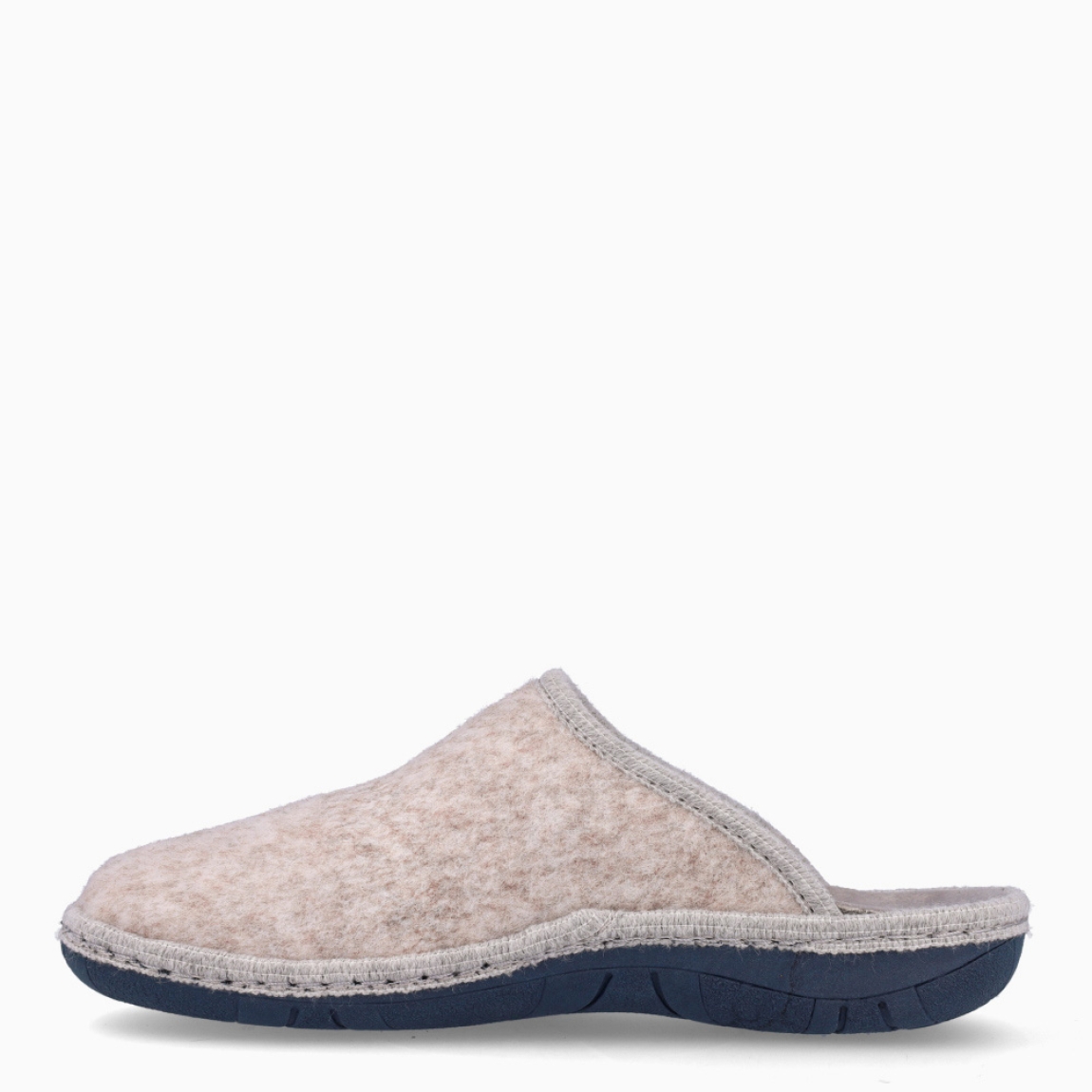 Zapatilla de estar por casa de la marca Nordikas, modelo Boreal. Exterior en textil de color beig. Interior en forro polar en color gris. Suela de goma. Disfruta del confort, la comodidad, la calidad y la fabricación totalmente Made in Spain, con un modelo de Otoño-Invierno en nuestra sección de mujer. Estas zapatillas de casa, gracias a su tejido y fabricación, proporcionan grandes prestaciones en cuanto a comodidad, ligereza y transpiración, mientras que su suela de goma garantiza una gran experiencia.