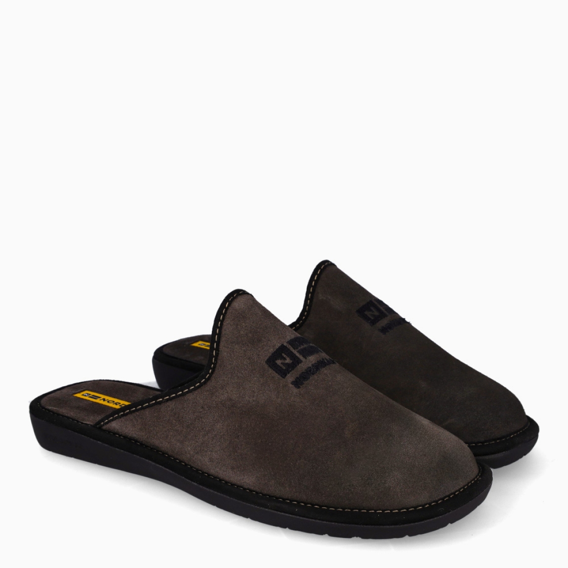 Zapatilla de estar por casa de la marca Nordikas, modelo Boreal. Exterior en textil de color gris oscuro. Interior en forro polar en color gris. Suela de goma. Disfruta del confort, la comodidad, la calidad y la fabricación totalmente Made in Spain, con un modelo de Otoño-Invierno en nuestra sección de hombre. Estas zapatillas de casa, gracias a su tejido y fabricación, proporcionan grandes prestaciones en cuanto a comodidad, ligereza y transpiración, mientras que su suela de goma garantiza una gran experiencia.